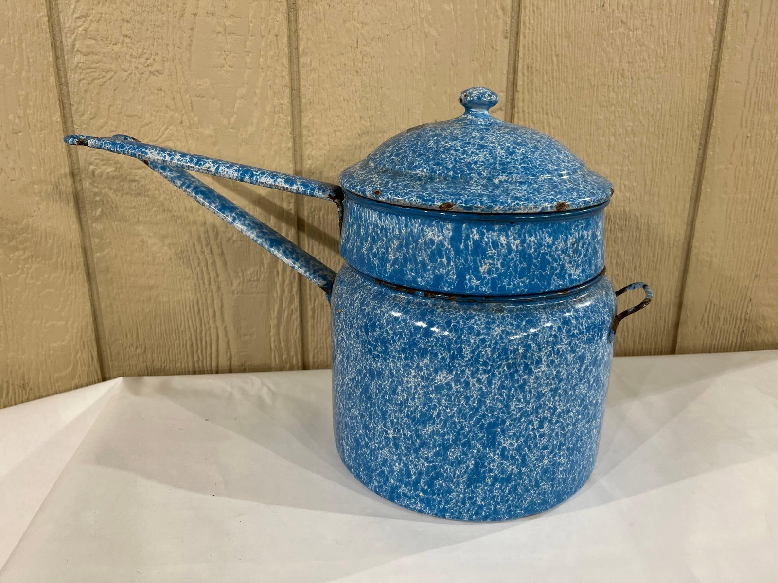 3pc Blue & White Mottled Enamel Double Boiler Set: This vintage double boiler set is composed of three components: a lower pot, an upper insert pot, and a matching lid. The set is manufactured from metal with a blue and white mottled enamel finish, a 