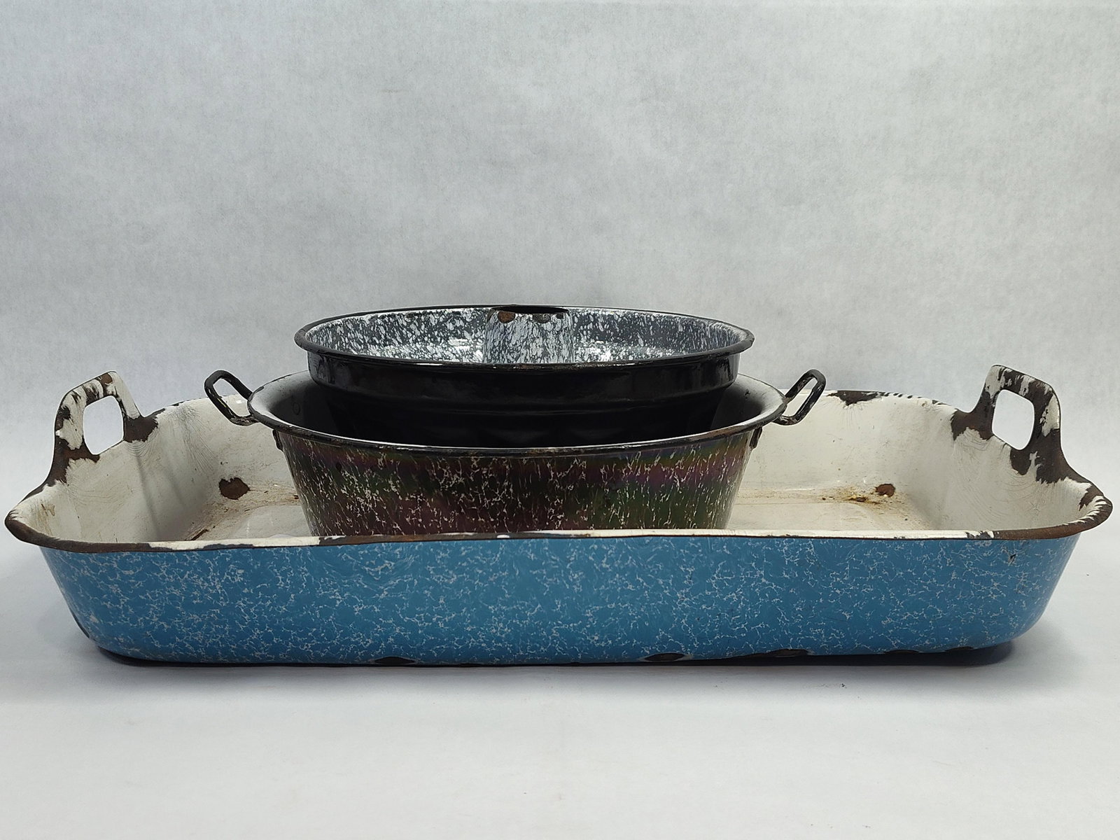 3 Vtg Enamel & Graniteware Basin, Bowl & Bundt Pan (1 of 6)