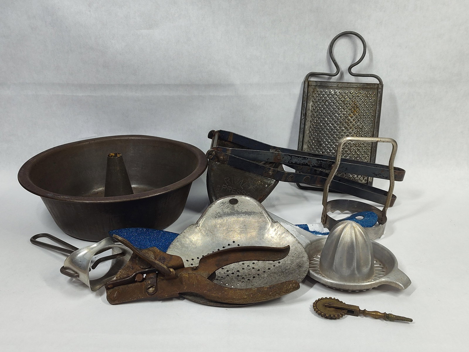Rival Press No. 8 & Metal Kitchenware & Bakeware (1 of 4)