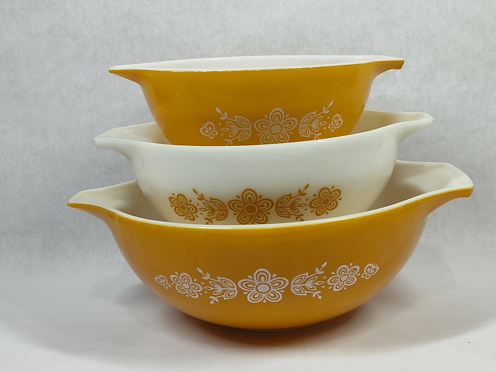 Pyrex Butterfly Gold Cinderella Mixing Bowl Trio (1 of 5)