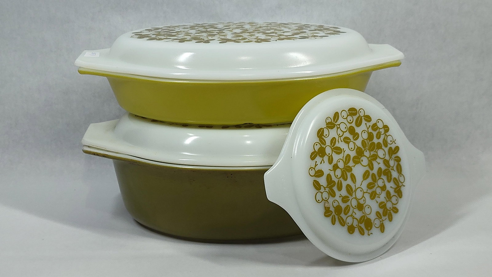 Set Pyrex Verde Opal Glass Casseroles & Lids: This set of vintage American ovenware is manufactured by Pyrex in the Verde pattern. The group includes an olive green oval casserole dish, a yellow divided oval casserole dish, and three coordinating