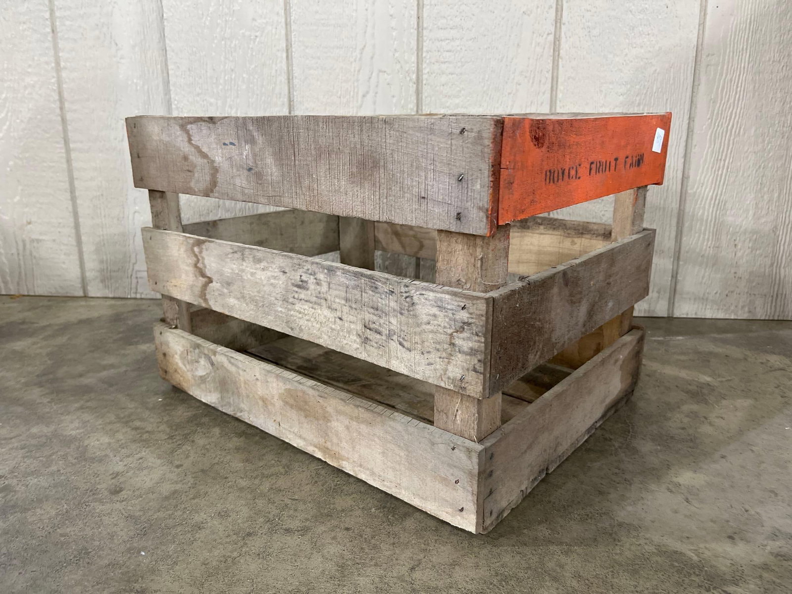 thought)Set 3 Vtg Eatmor & Boyce Fruit Farm Wood: This lot consists of three vintage wooden produce crates used for agricultural shipping during the mid-20th century. The first crate is built from rough-sawn wooden slats with vertical corner