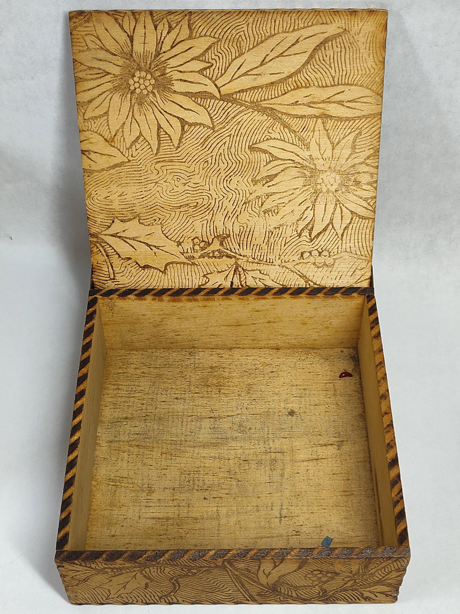 Two Early 20th Century Decorative Lidded Boxes - 3