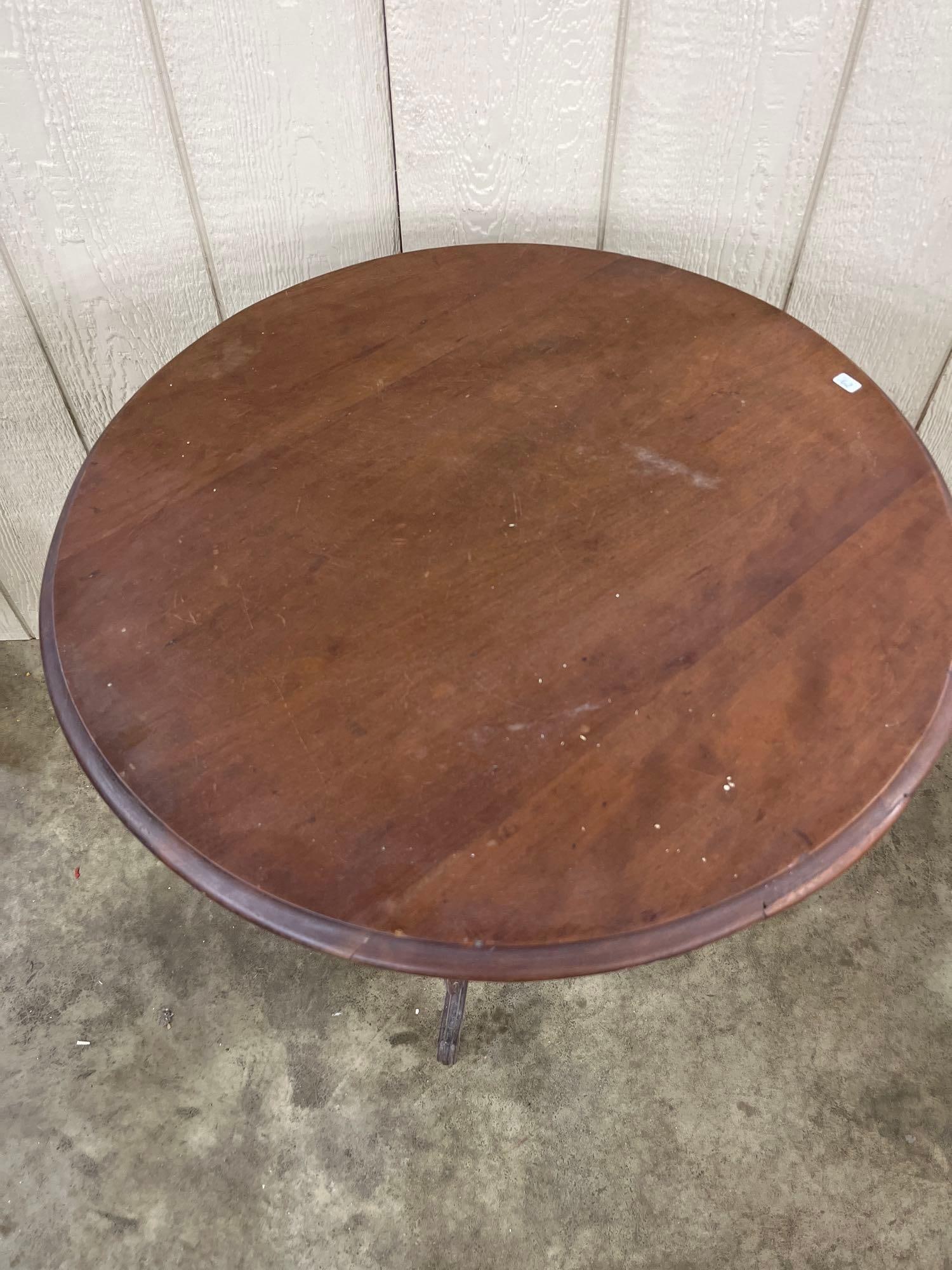 American Victorian Walnut Oval Scroll Parlor Table - 2