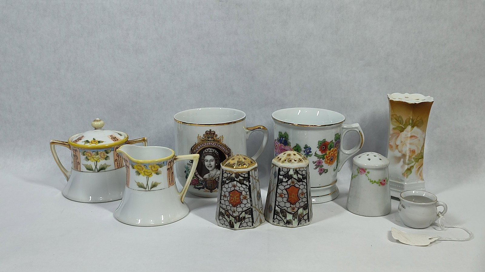 Vtg Nippon Porc. & Commemorative Ceramics: An assortment of early to mid-20th century ceramic decorative and utility items. The collection features a matching porcelain lidded sugar bowl and creamer set. These pieces are decorated with