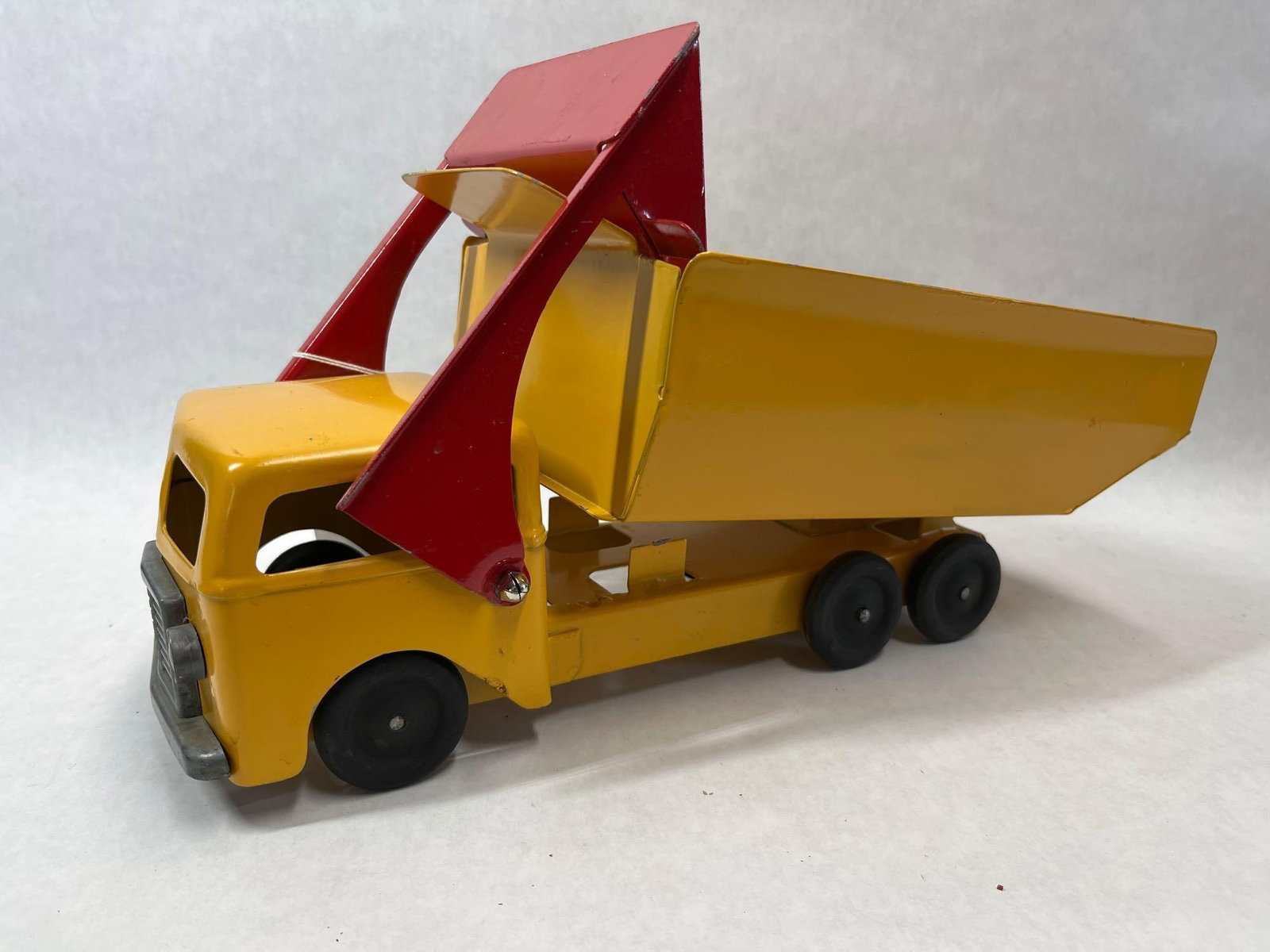 Tonka Front-Loader Dump Truck (1 of 5)