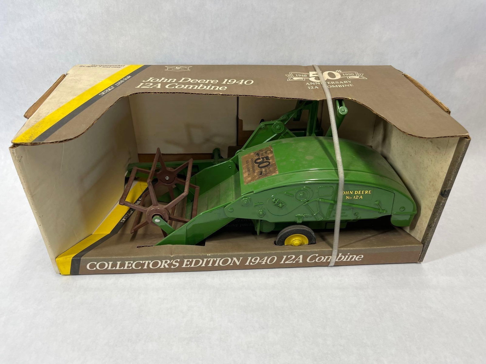 Ertl John Deere 1940 12A Combine Die-Cast w/ Box (1 of 4)