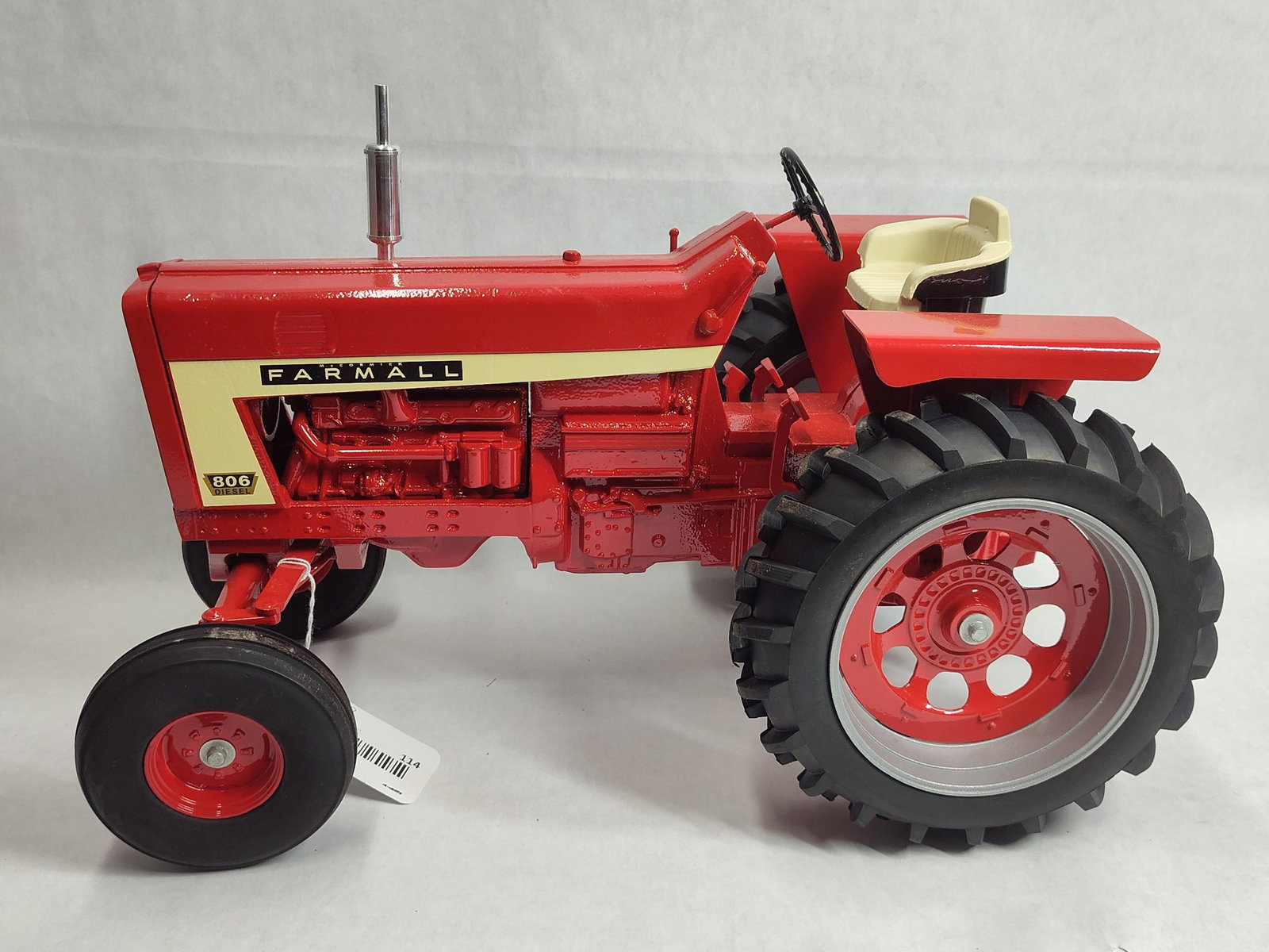 Ertl McCormick Farmall 806 Diesel Die-Cast Tractor (1 of 5)