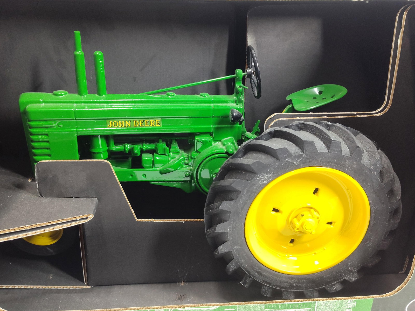 1/8 John Deere 1939 B Narrow Front Tractor w/ Box (1 of 4)