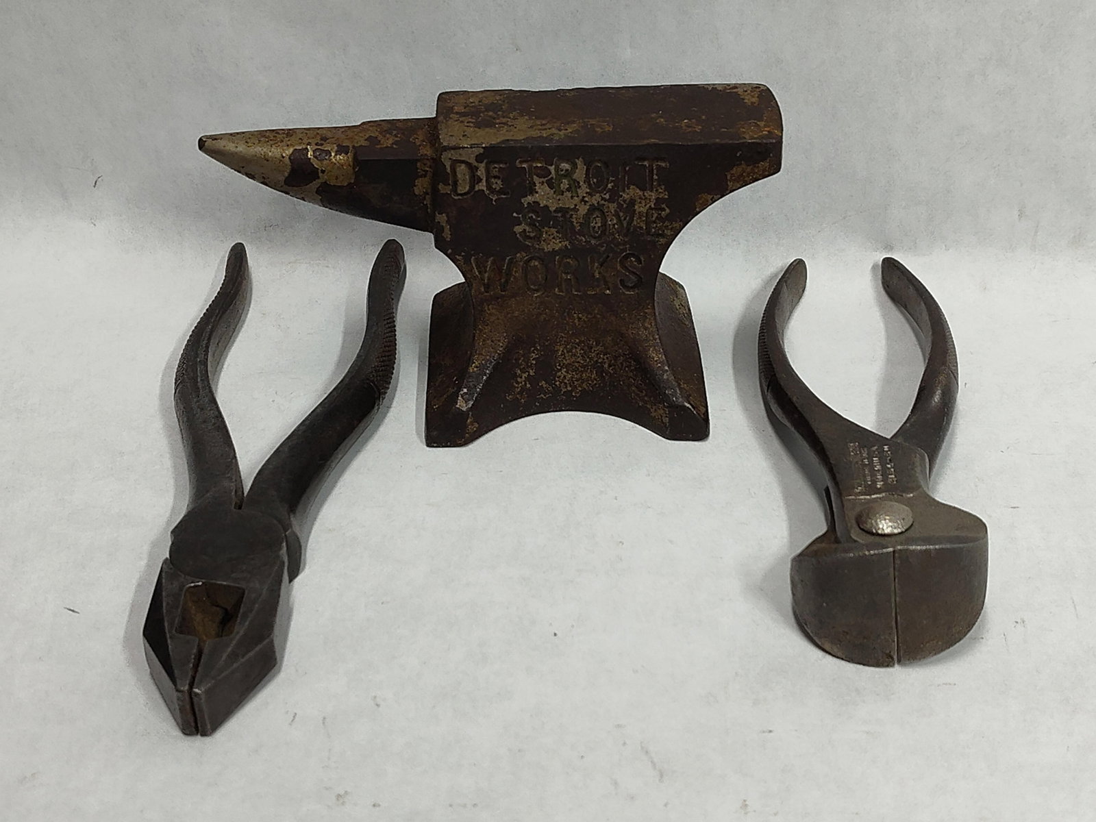 3 Detroit Stove Works Anvil & Winchester Pliers (1 of 4)