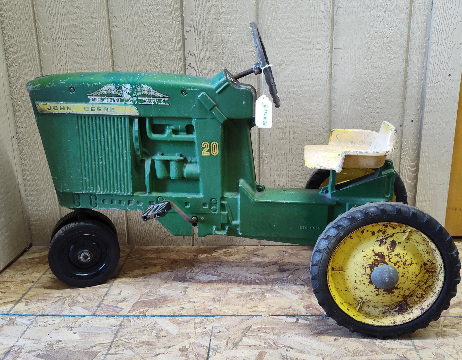 Ertl John Deere Model D-63 Pedal Tractor (1 of 7)