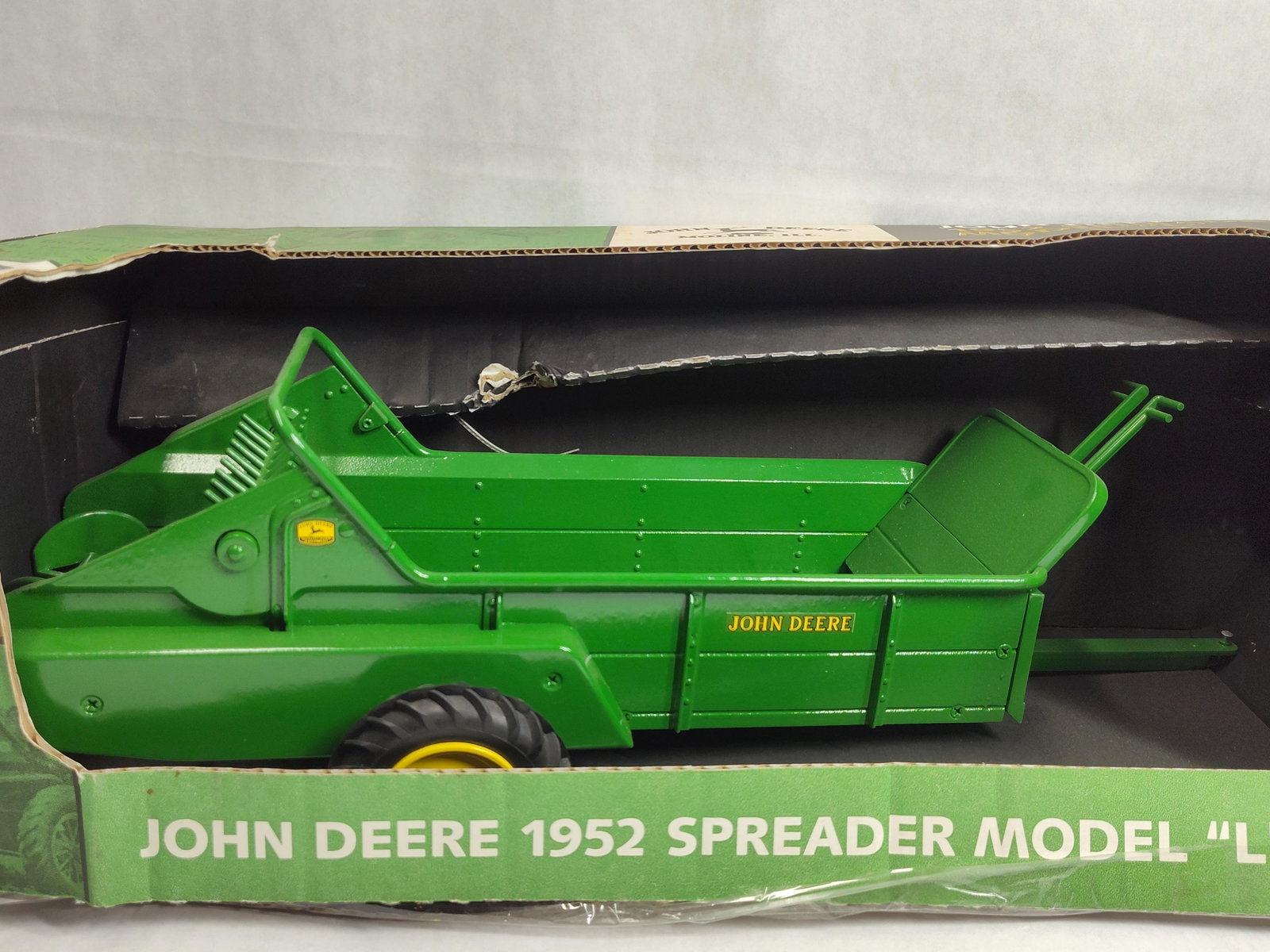 Scale Models John Deere 1952 Model L Spreader 1/8 (1 of 4)