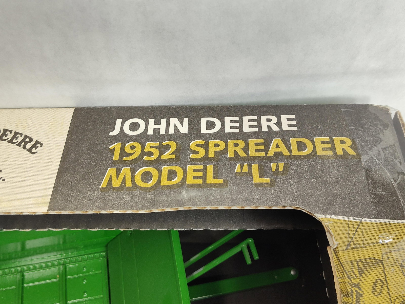 Scale Models John Deere 1952 Model L Spreader 1/8 - 2