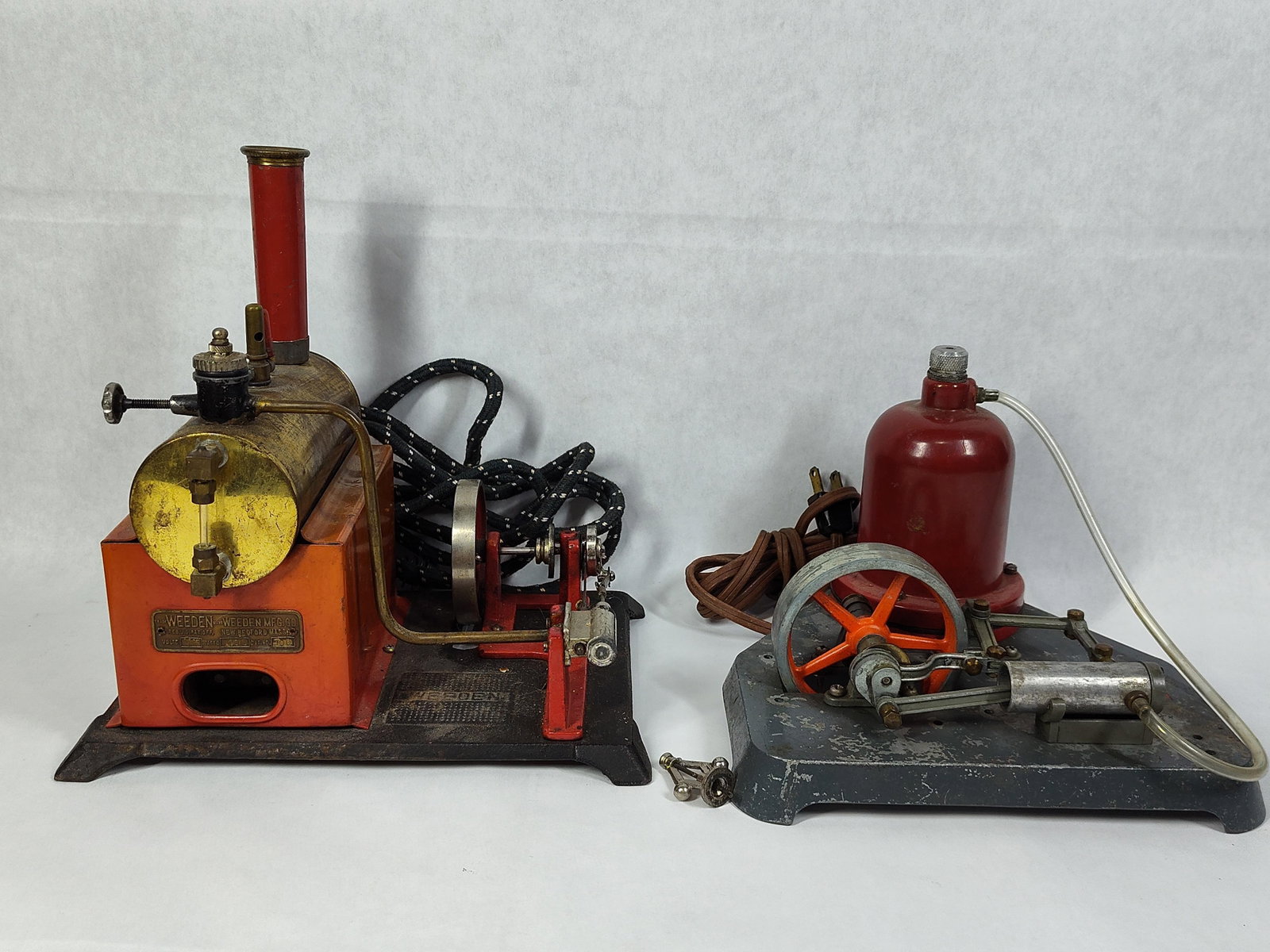 Pair Weeden 900 & Jr. Engineer Toy Steam Engines: This lot contains two electric toy steam engines. The first engine is a Weeden Cat. No. 900 model from the Weeden Manufacturing Company of New Bedford, Massachusetts. It is constructed with a cast iro