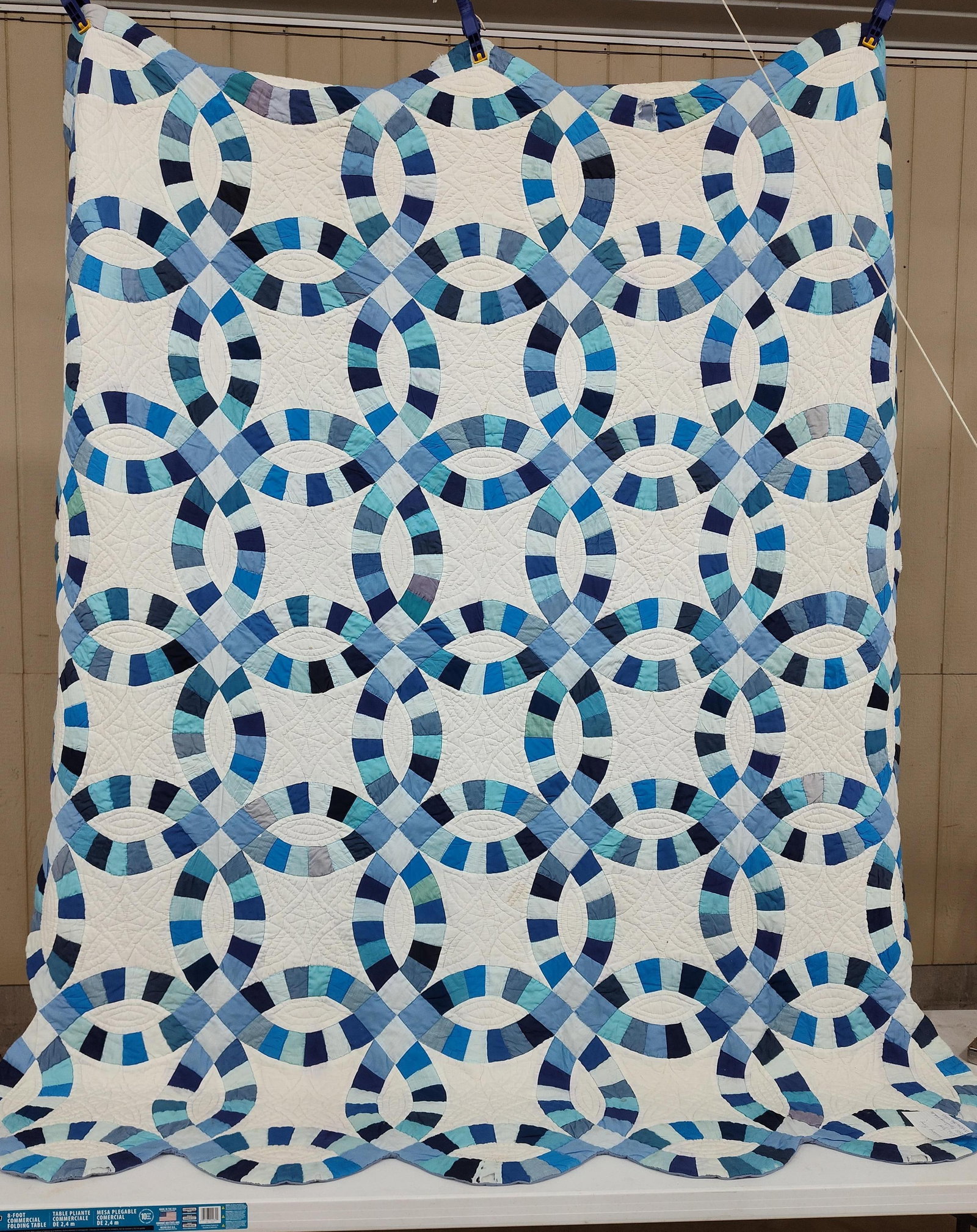 Attributed Rosie Zook Double Wedding Ring Quilt: 7 ft x 8.6 ft. A American hand-quilted patchwork quilt in the traditional Double Wedding Ring pattern. The design consists of interlocking circles composed of pieced cotton and cotton-blend fabrics