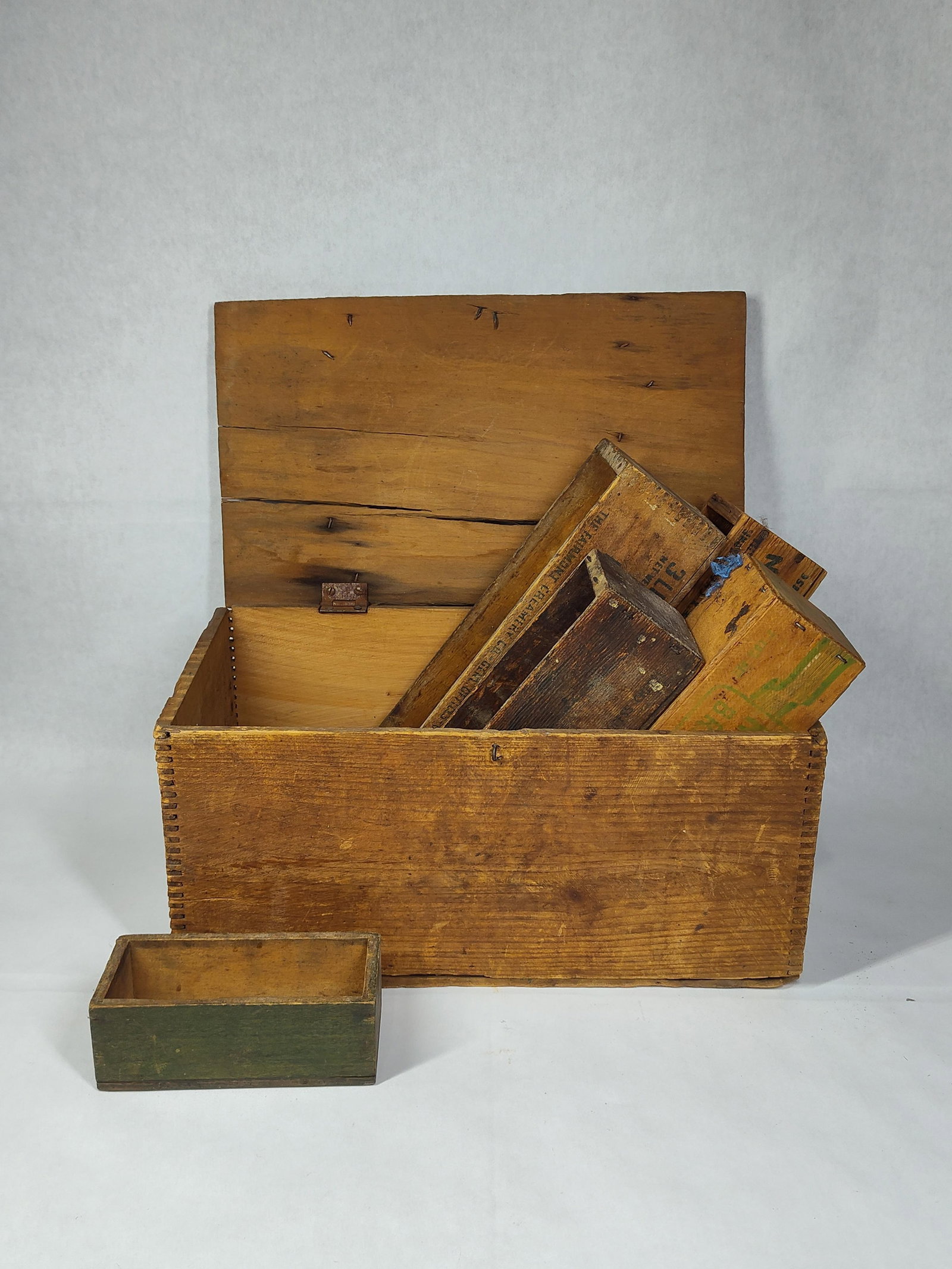 Wood Grand Union & Kraft Advertising Boxes: This assortment consists of a large wooden shipping chest and several smaller rectangular boxes, featuring advertising from prominent American food producers of the early to mid-20th century. The