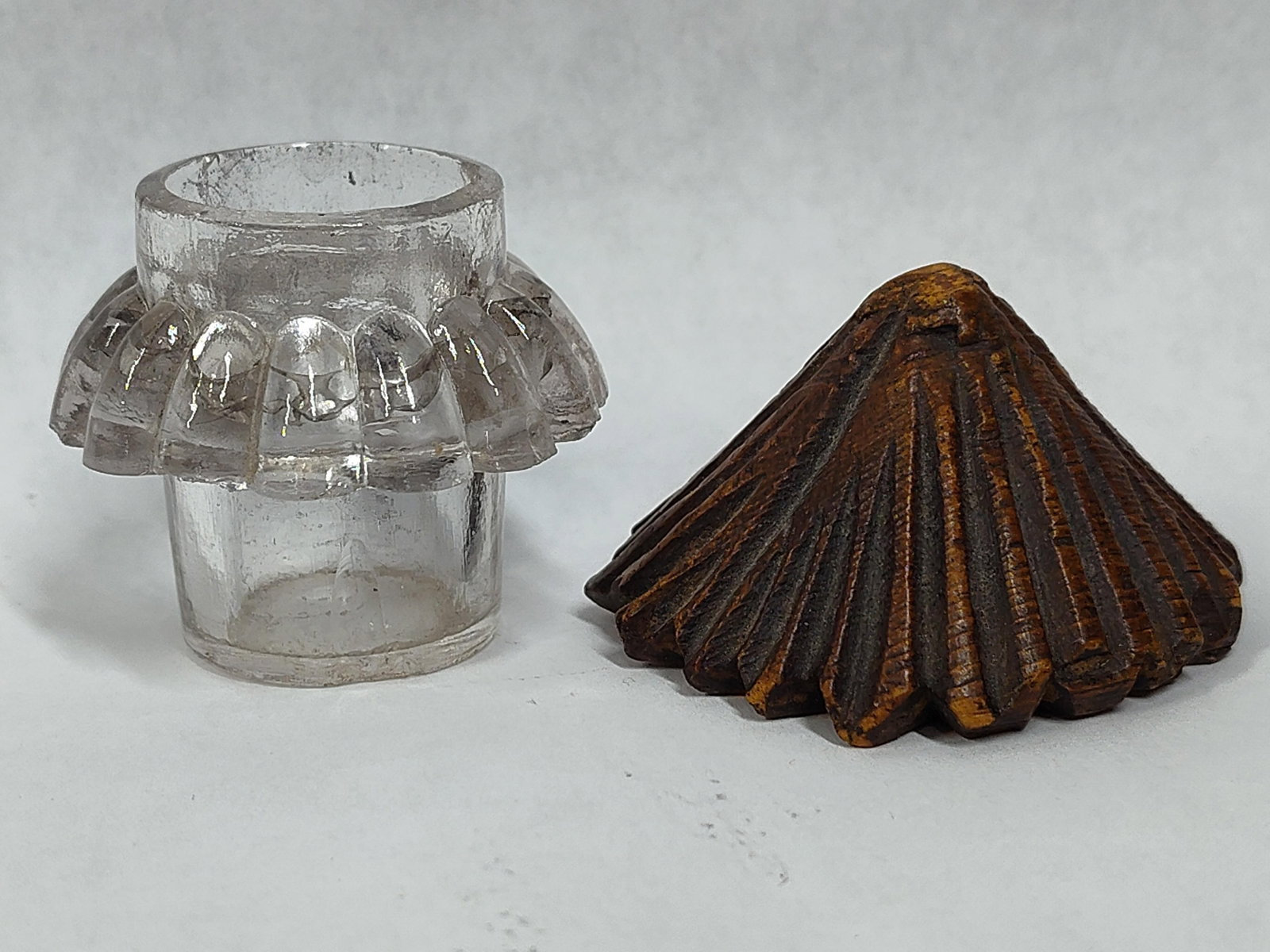Black Forest Style Carved Wood Inkwell & Pen Rest: This antique desk set is crafted in the naturalistic Black Forest style, characteristic of woodcarving traditions from Germany and Switzerland in the late 19th to early 20th century. The set includes