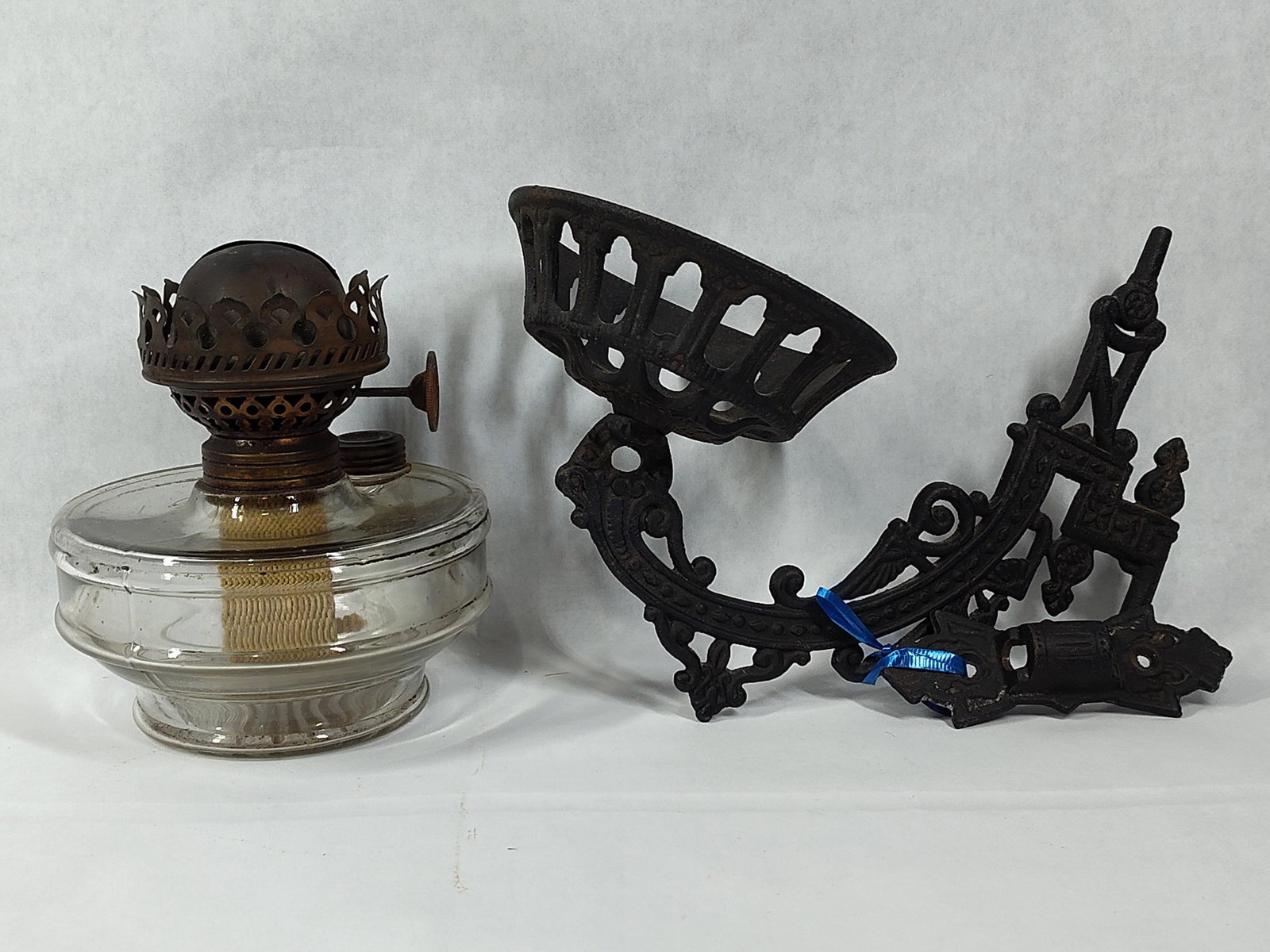 Late Victorian Cast Iron Wall Bracket Oil Lamp (1 of 4)