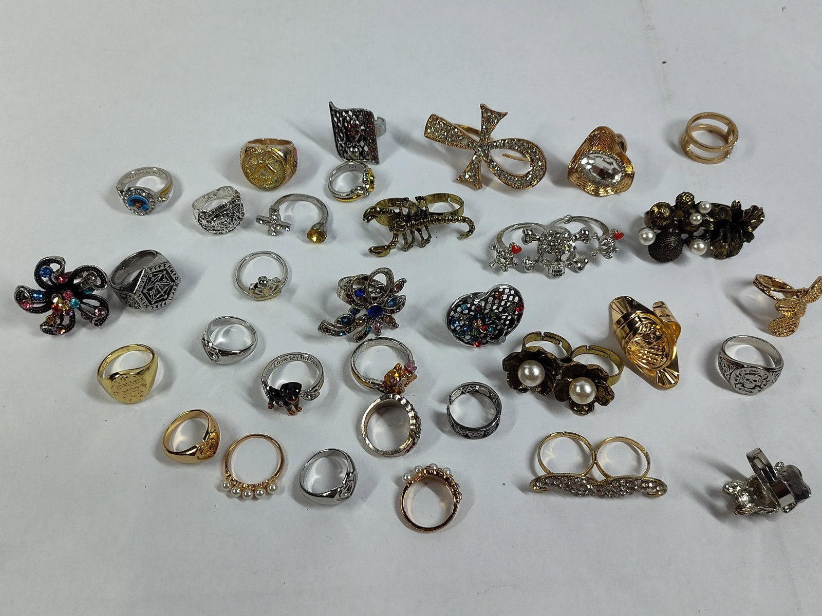 Fashion & Novelty Costume Jewelry Rings (1 of 8)