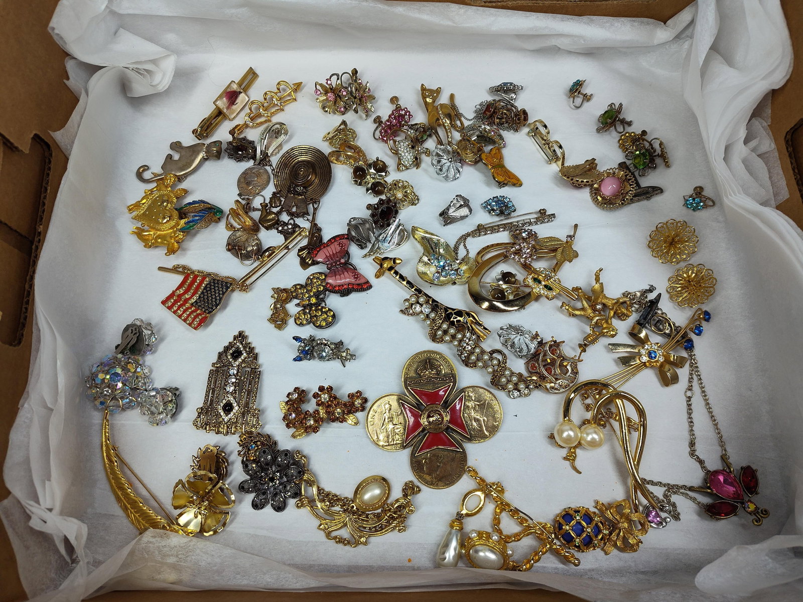 Costume Jewelry: Brooches, Earrings & Access: This lot comprises a large collection of costume jewelry from the mid-to-late 20th century. The collection includes a variety of brooches, clip-on and screw-back earrings, necklaces, and specialty