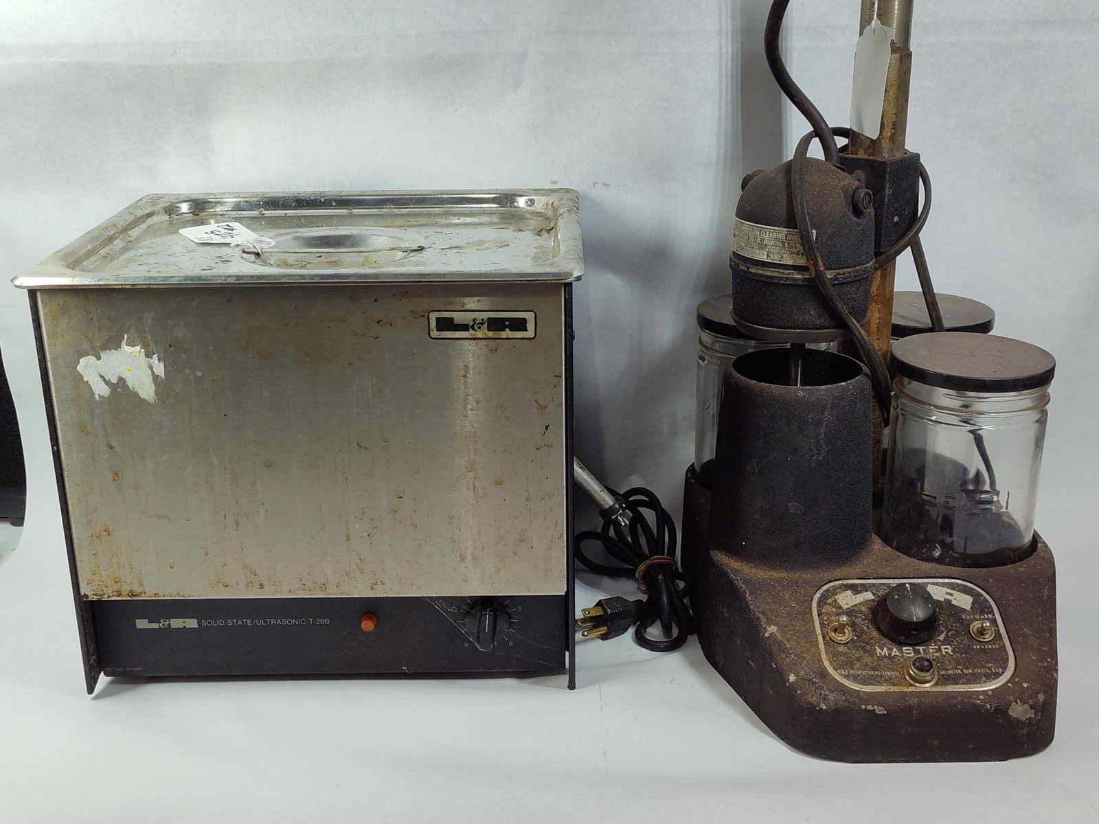 Pair L&R Mfg Watch & Jewelry Cleaning Machines: Two professional cleaning instruments manufactured by the L&R Manufacturing Company of Arlington, New Jersey. The first unit is a Solid State Ultrasonic Cleaner, Model T-28B, constructed with a