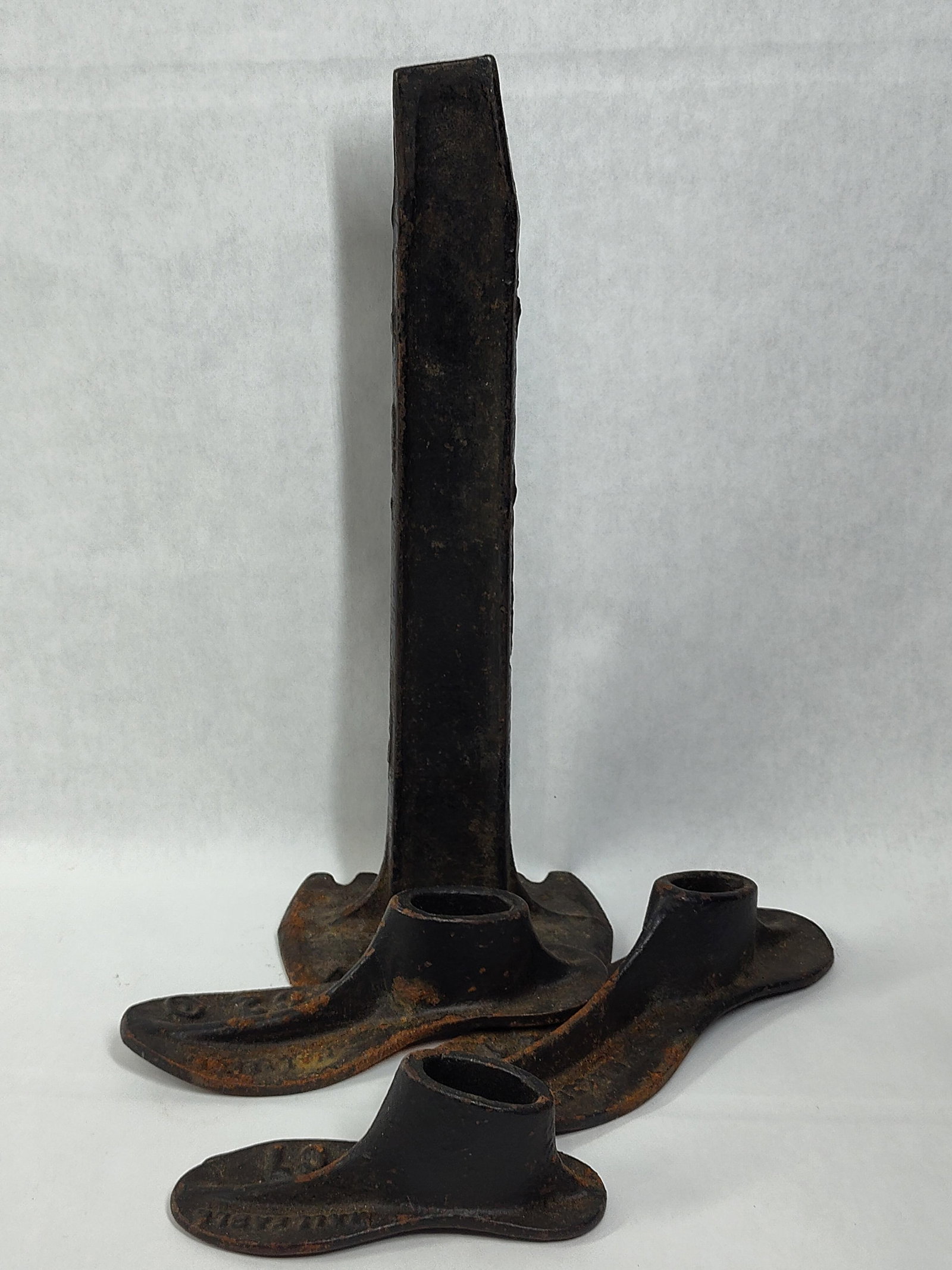 Set Harrison Cast Iron Shoe Lasts & Stand: This set of antique shoe repair tools is comprised of a cast iron cobbler's anvil stand and three interchangeable shoe forms, commonly referred to as lasts. The central stand consists of a pedestal