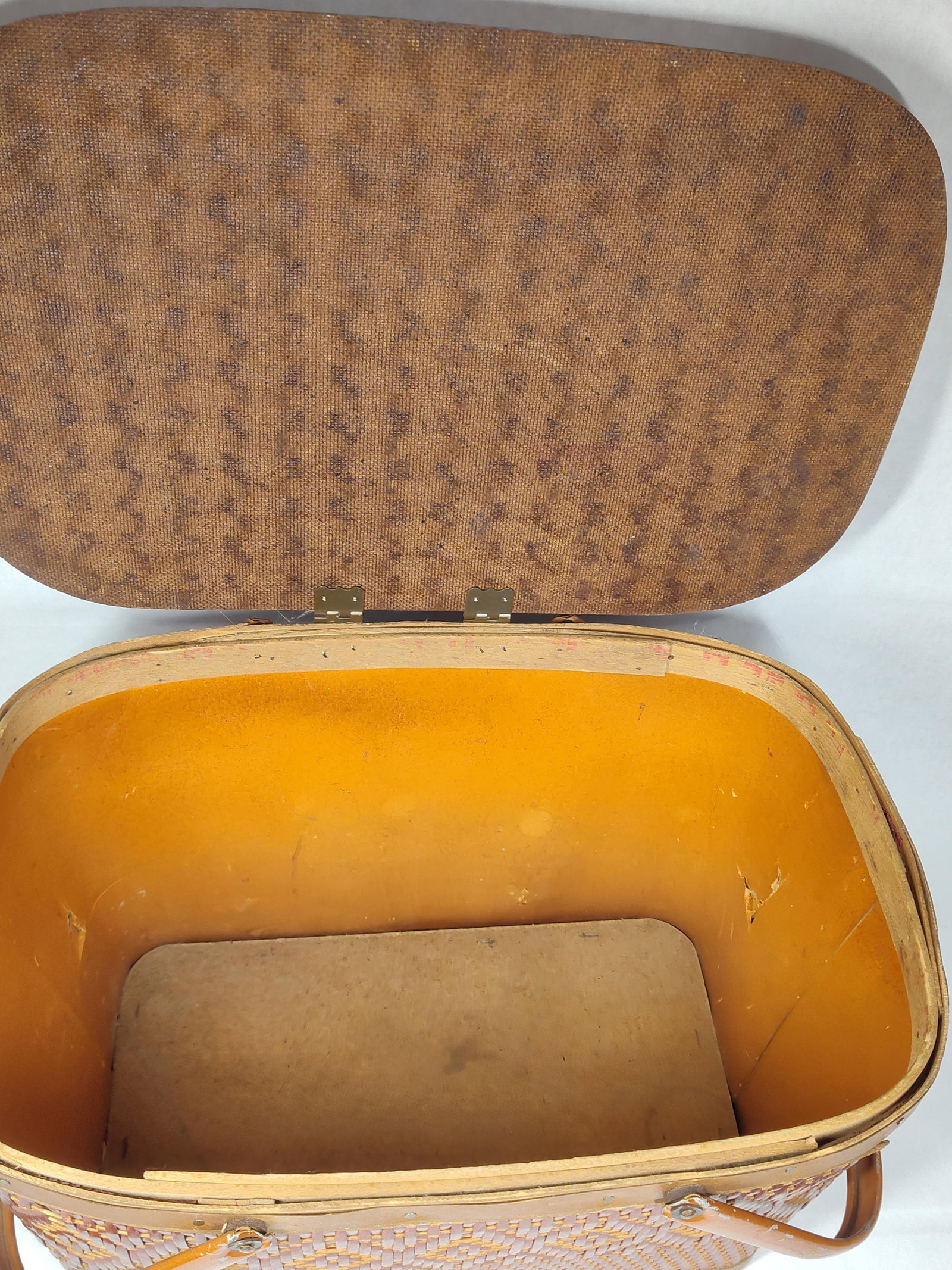 Red-Man Attributed Diamond Pattern Picnic Basket - 3