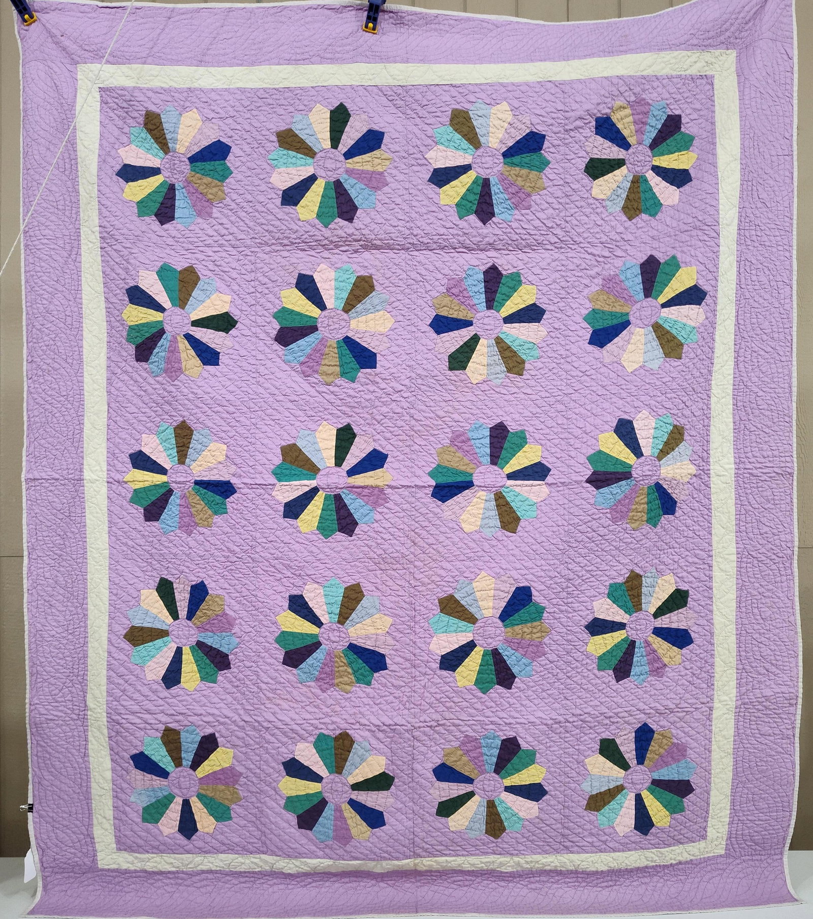 Hand-Quilted Dresden Plate Pattern Quilt - 2
