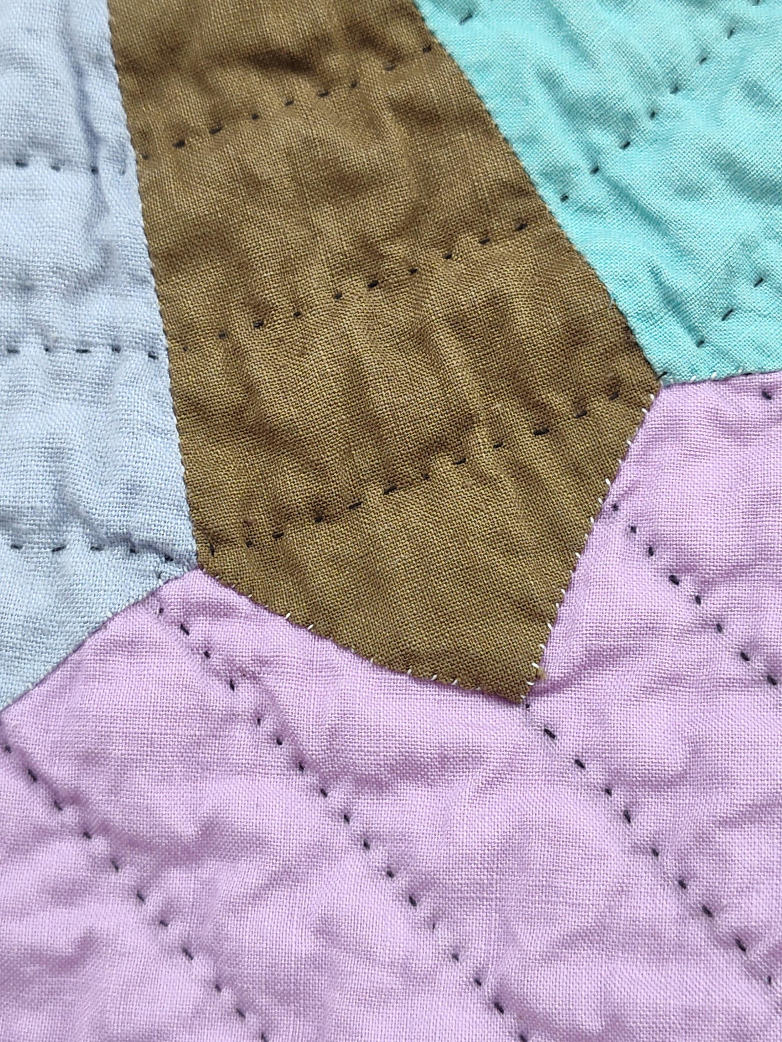 Hand-Quilted Dresden Plate Pattern Quilt - 3