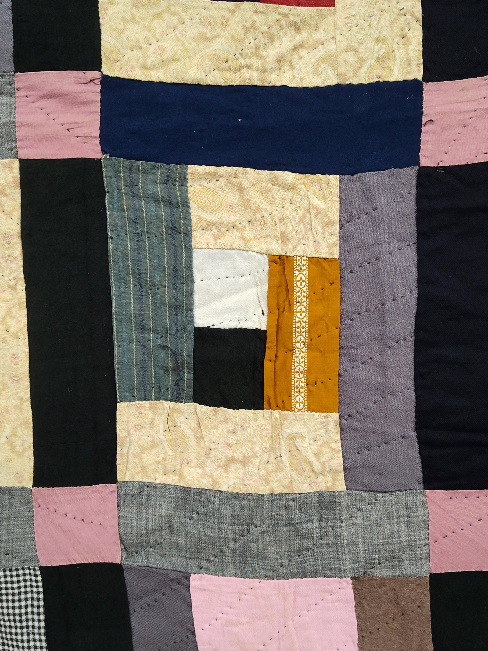 American Log Cabin Scrap Quilt, Late 19th-20th C: An American hand-pieced and hand-quilted Log Cabin pattern scrap quilt dating from the late 19th to early 20th century. The quilt features a five-by-five grid of twenty-five individual blocks. Each bl