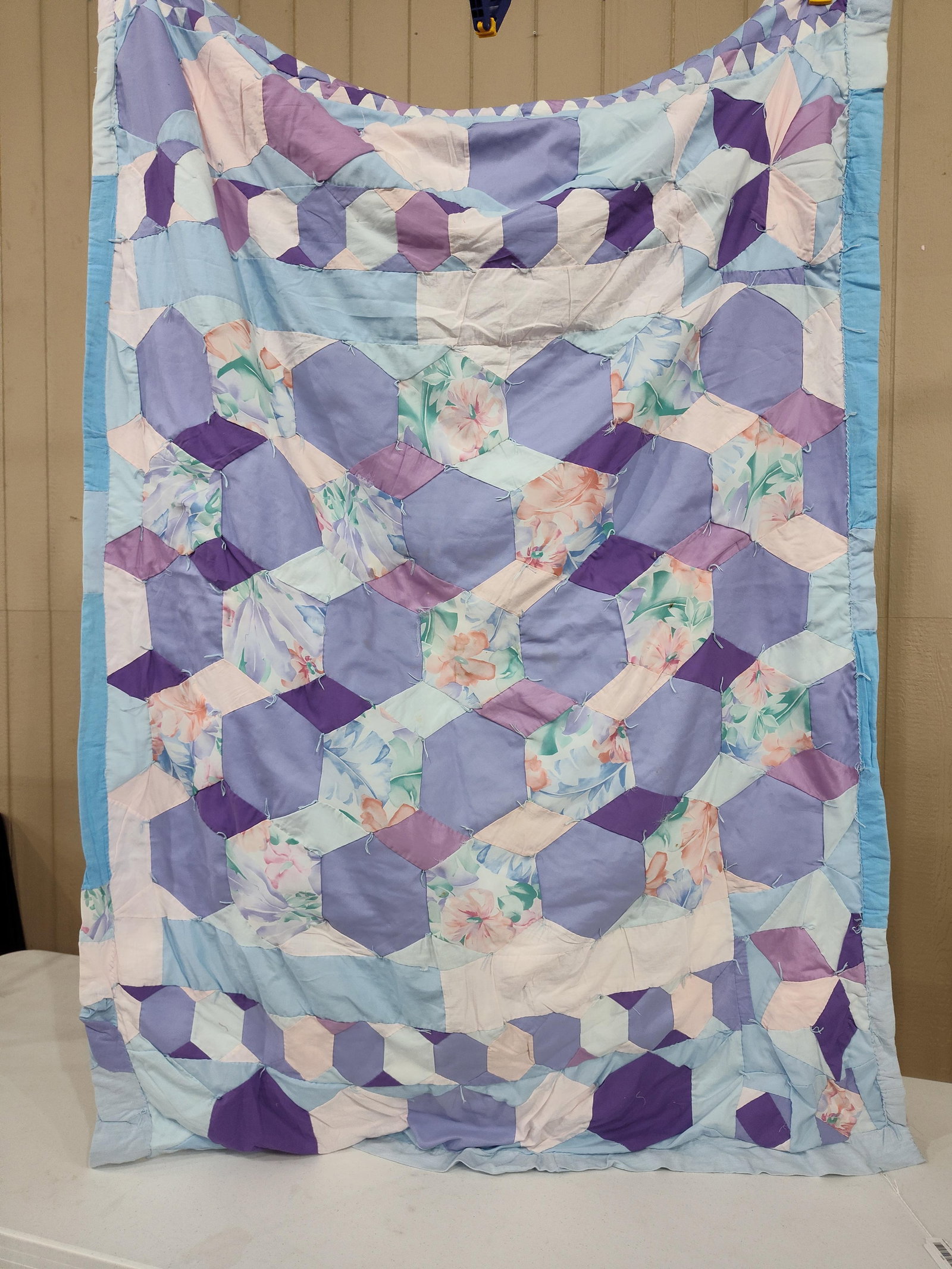 Late 20th C. Hexagon Pattern Patchwork Quilt - 2