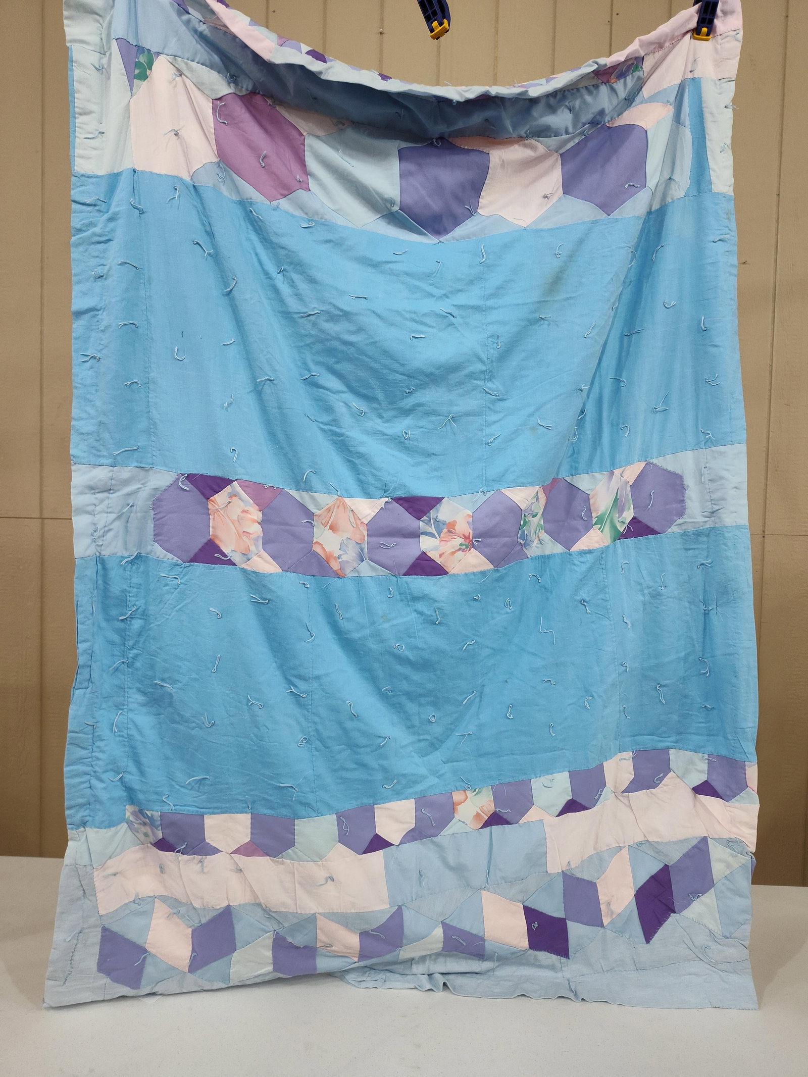 Late 20th C. Hexagon Pattern Patchwork Quilt - 4
