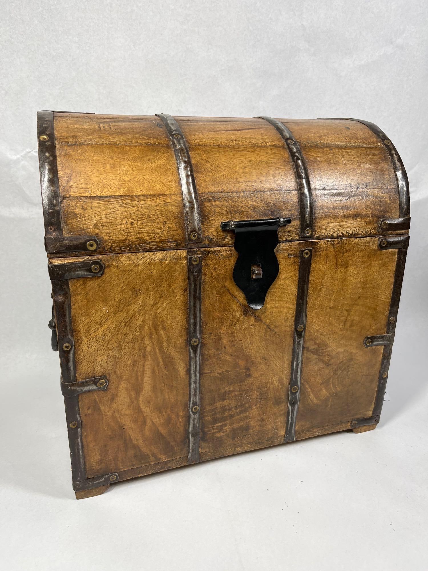 Dome Top 6-Bottle Wine Trunk w/ Iron (1 of 6)