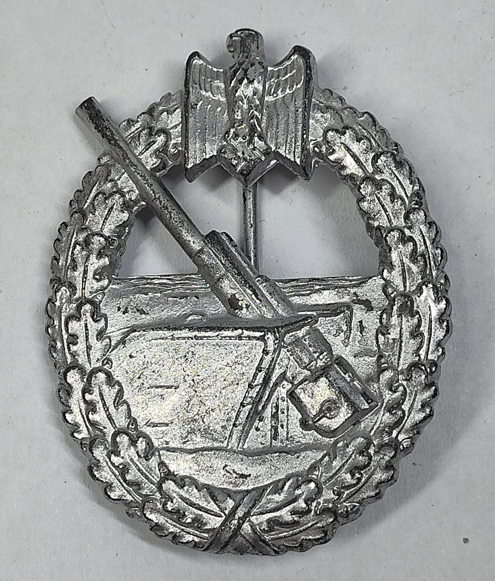 German WWII Kriegsmarine Coastal Artillery War Badge: This is a German Kriegsmarine Coastal Artillery War Badge (Kriegsabzeichen fuer die Marineartillerie), a combat award from the Third Reich era. The badge is struck in a zinc alloy, commonly referred