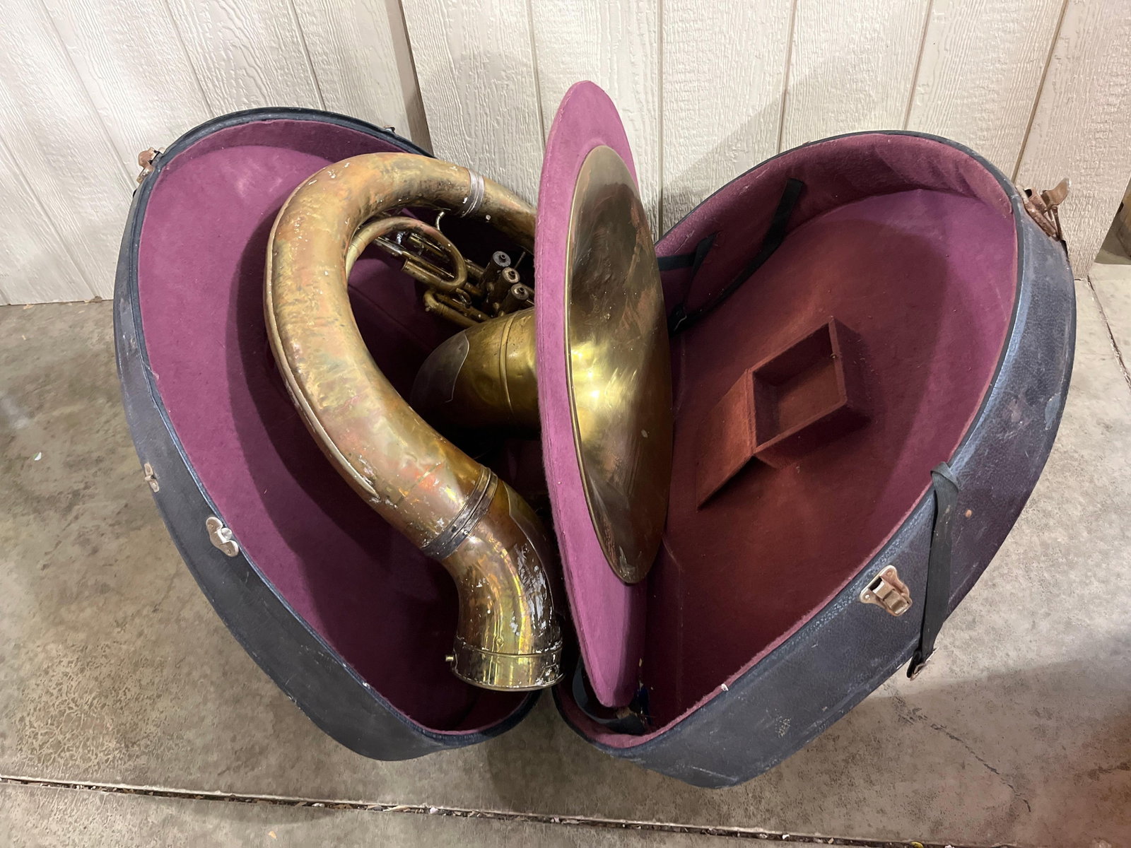 Brass 3-Piston Sousaphone w/ Case: This is a vintage three-piston valve sousaphone constructed from brass. The instrument features a standard wraparound design intended for marching band or parade use. The sousaphone consists of two