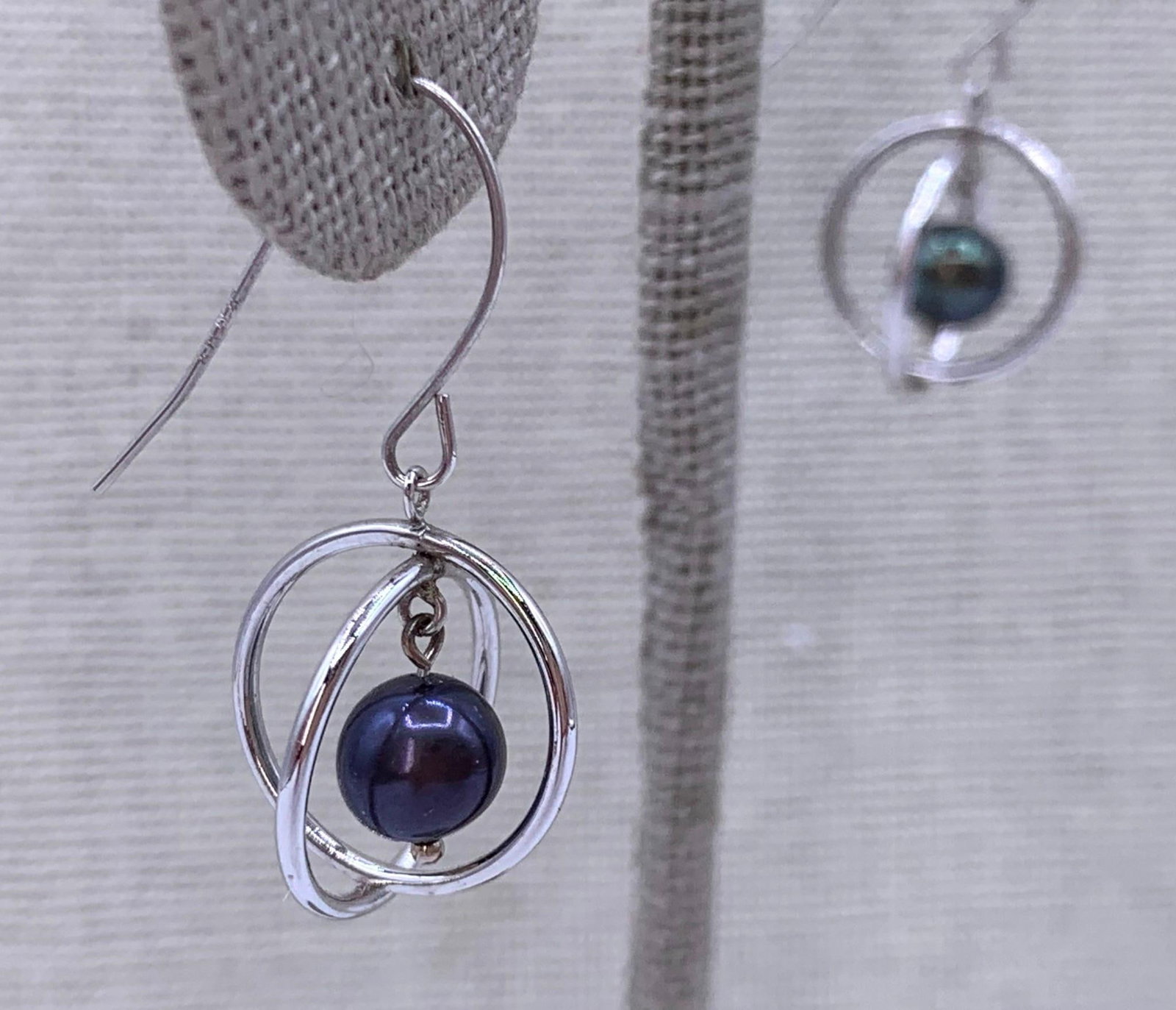 14k White Gold Caged Peacock Charcoal Gray Freshwater Pearl Pierced Earrings: 14k hallmarks, 6mm freshwater pearls, 1 1/4" length, 1.6 gram weight combined.