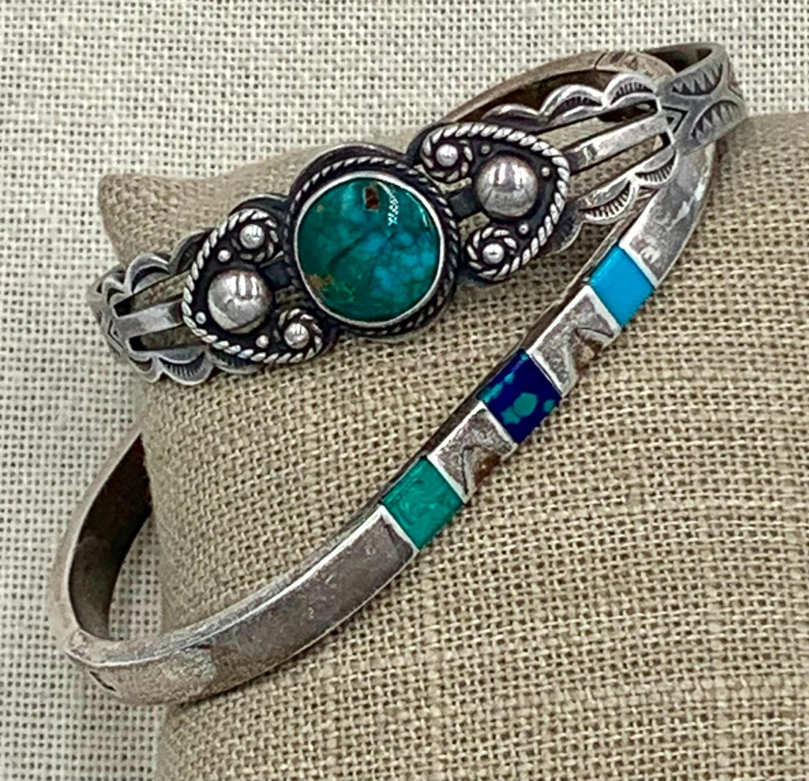 Native American Sterling Silver Cuff & Mexican Inlaid 925 Oval Bangle Bracelet: * 11mm bezel set matrixed turquoise, stamped arrow and sun detailing, petite braid trim and domed accents, artist signed Sterling on the interior, 15.93 gram weight, 2 1/4in34; wrist width, 1in34; wri