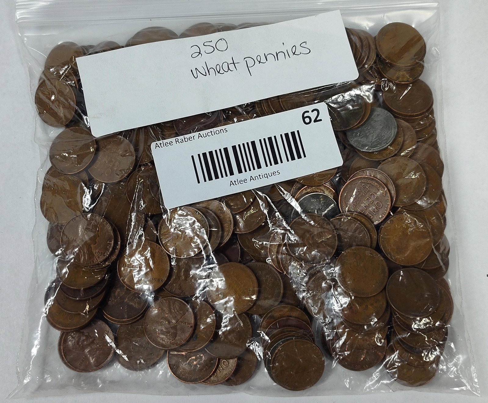 250 US Lincoln Wheat Cents: A collection of 250 US one-cent coins, commonly known as Lincoln Wheat cents, issued by the US Mint. The group encompasses coins produced between 1909 and 1958. The majority of the pieces are struck