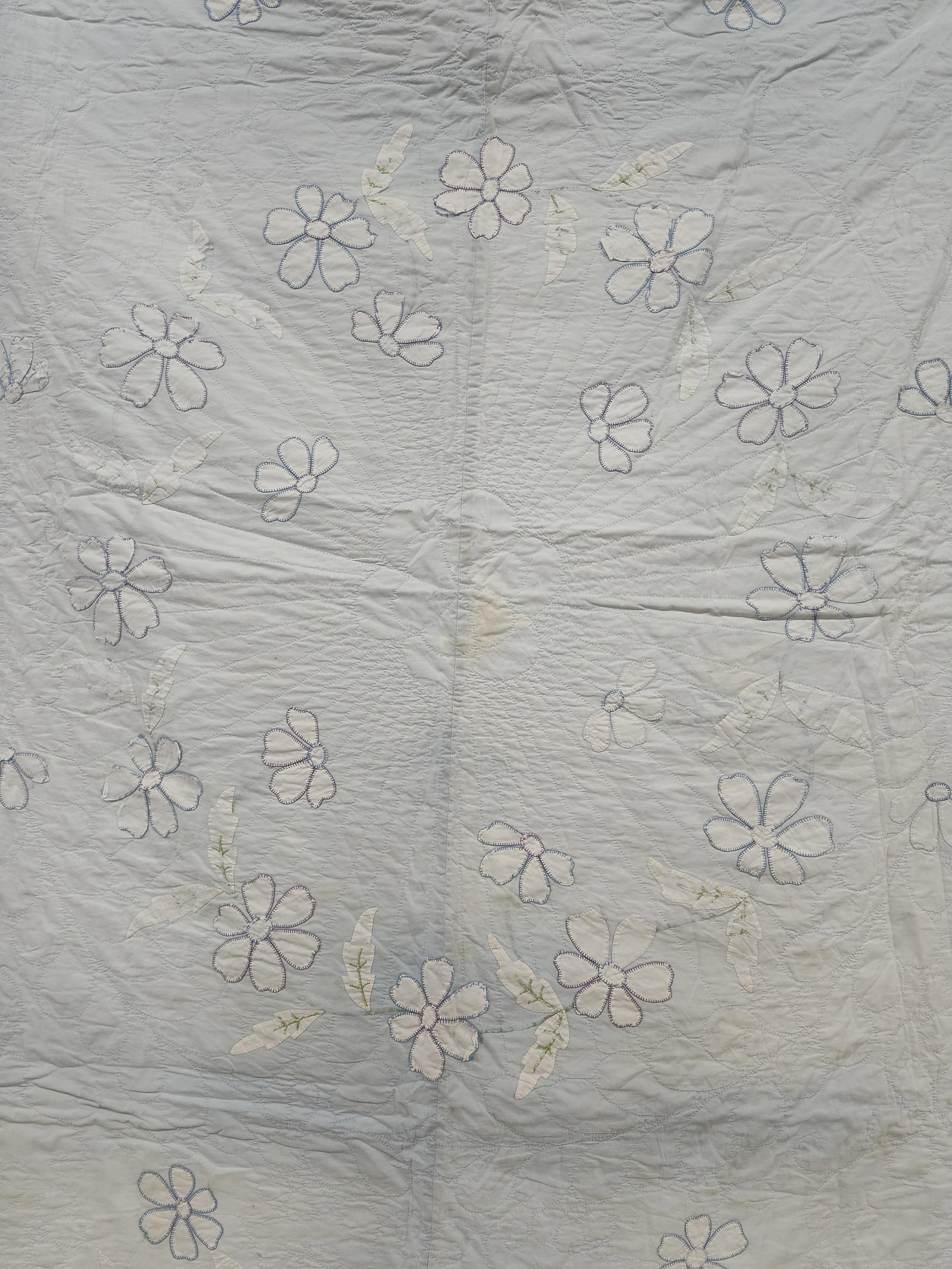 Vtg Hand-Stitched Floral Applique Quilt: 74x90 This is a vintage hand-stitched appliqued quilt dating from the mid-20th century, circa 1930s to 1950s. The quilt is constructed with a white cotton ground featuring a large-scale floral