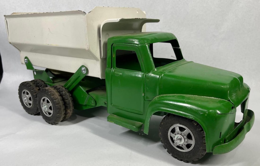 Buddy L Hydraulic Dump Truck: 20 in. A vintage Buddy L hydraulic dumper toy truck featuring heavy-duty pressed steel construction. The vehicle is finished with a green cab and chassis and a white-painted dump bed. It is equipped