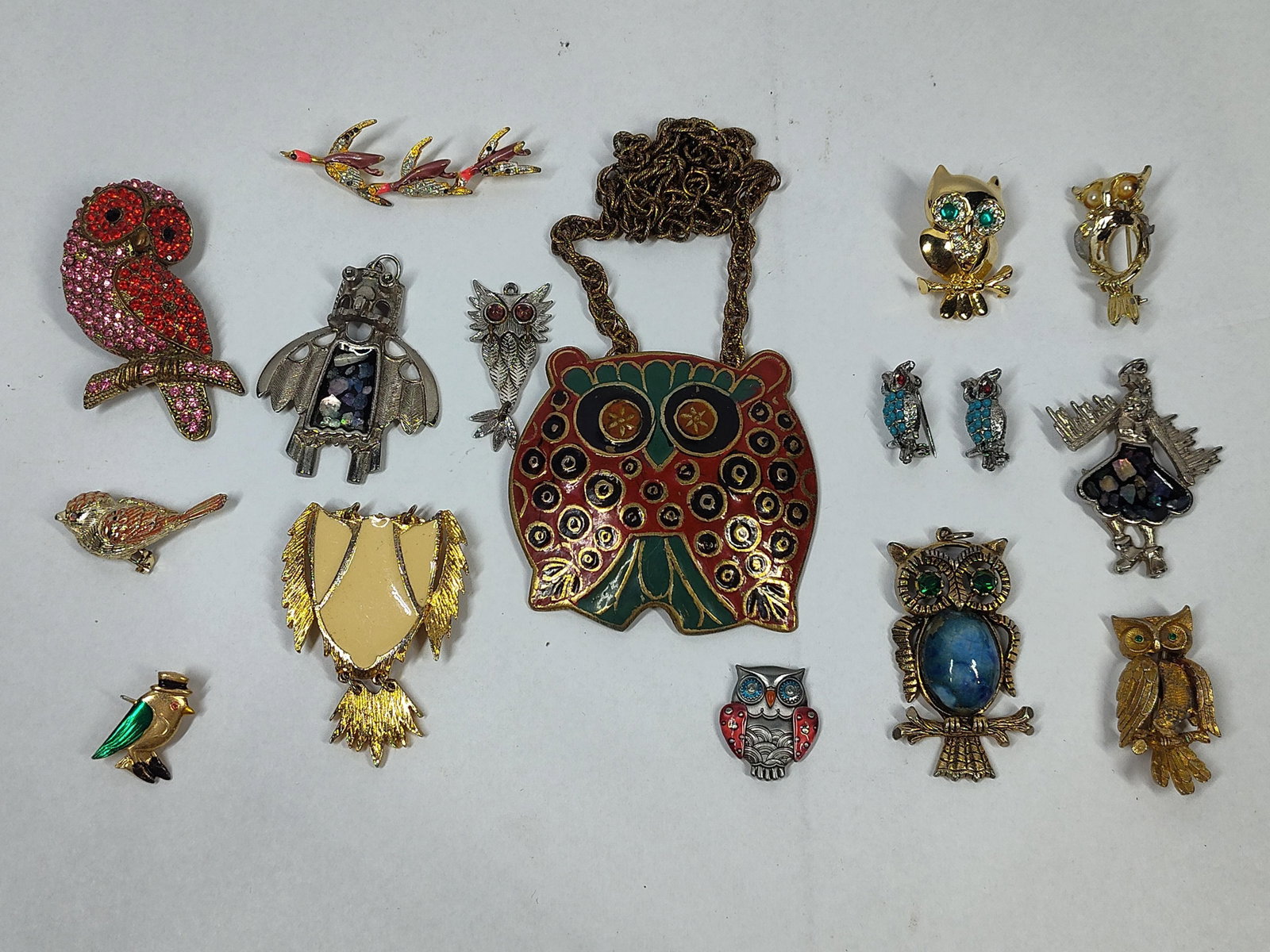 Set 13 Vtg Owl & Bird Costume Jewelry: This collection consists of thirteen pieces of vintage costume jewelry, primarily featuring owl and avian designs. The lot includes various pendants and brooches crafted from gold-tone and
