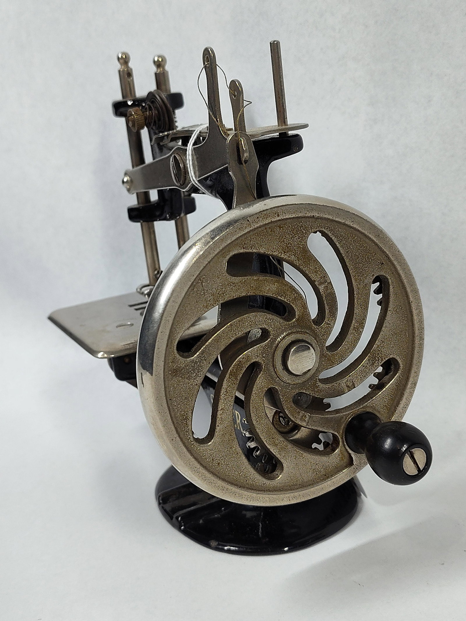 Singer Model 20 Sewhandy Sewing Machine - 4