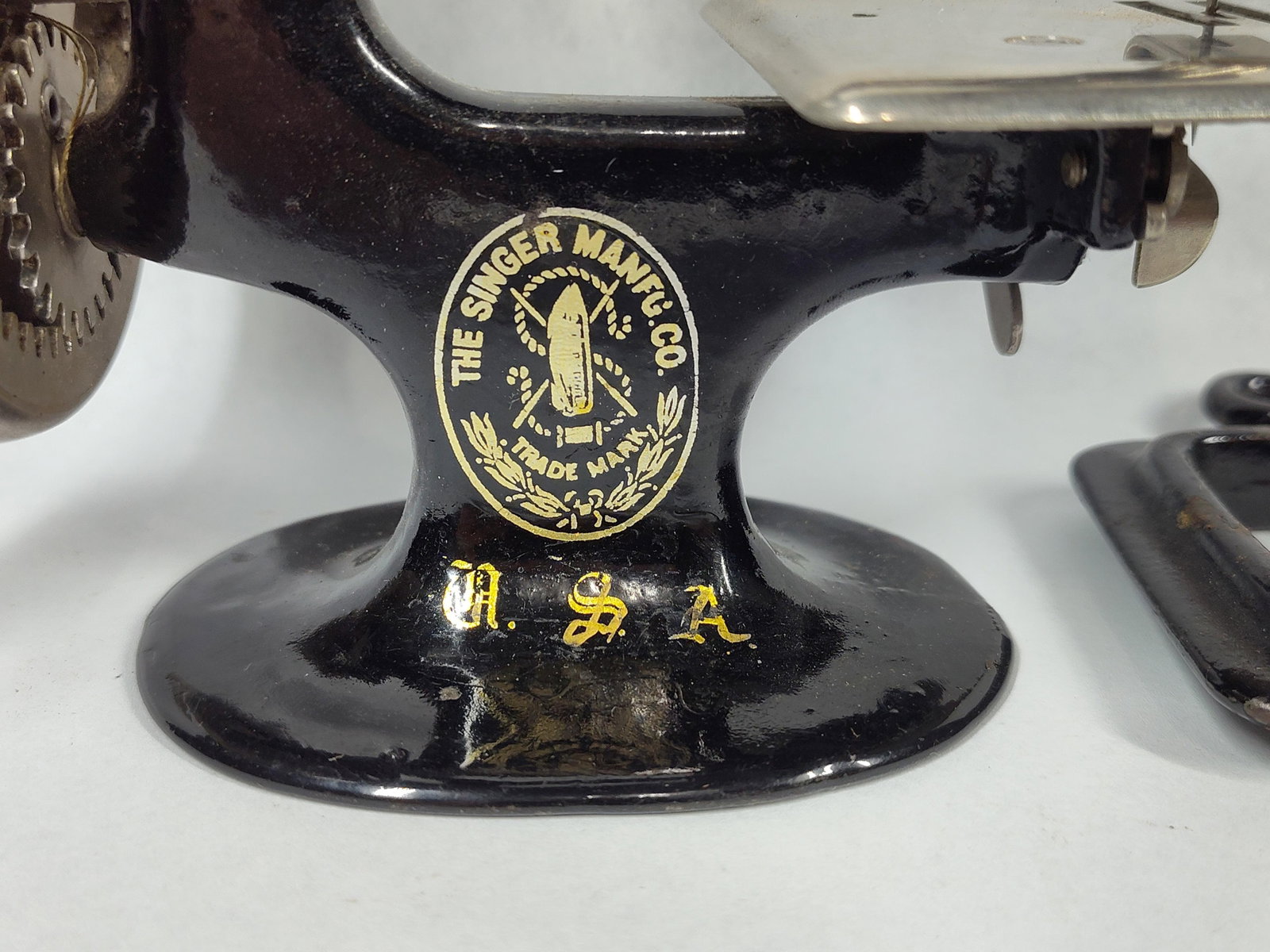 Singer Model 20 Sewhandy Sewing Machine - 5