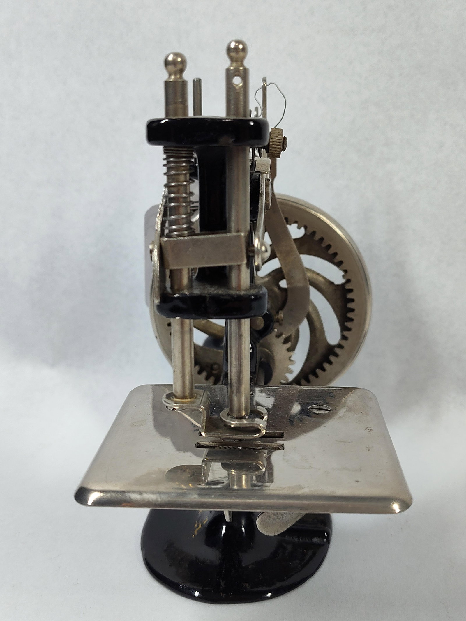 Singer Model 20 Sewhandy Sewing Machine - 6