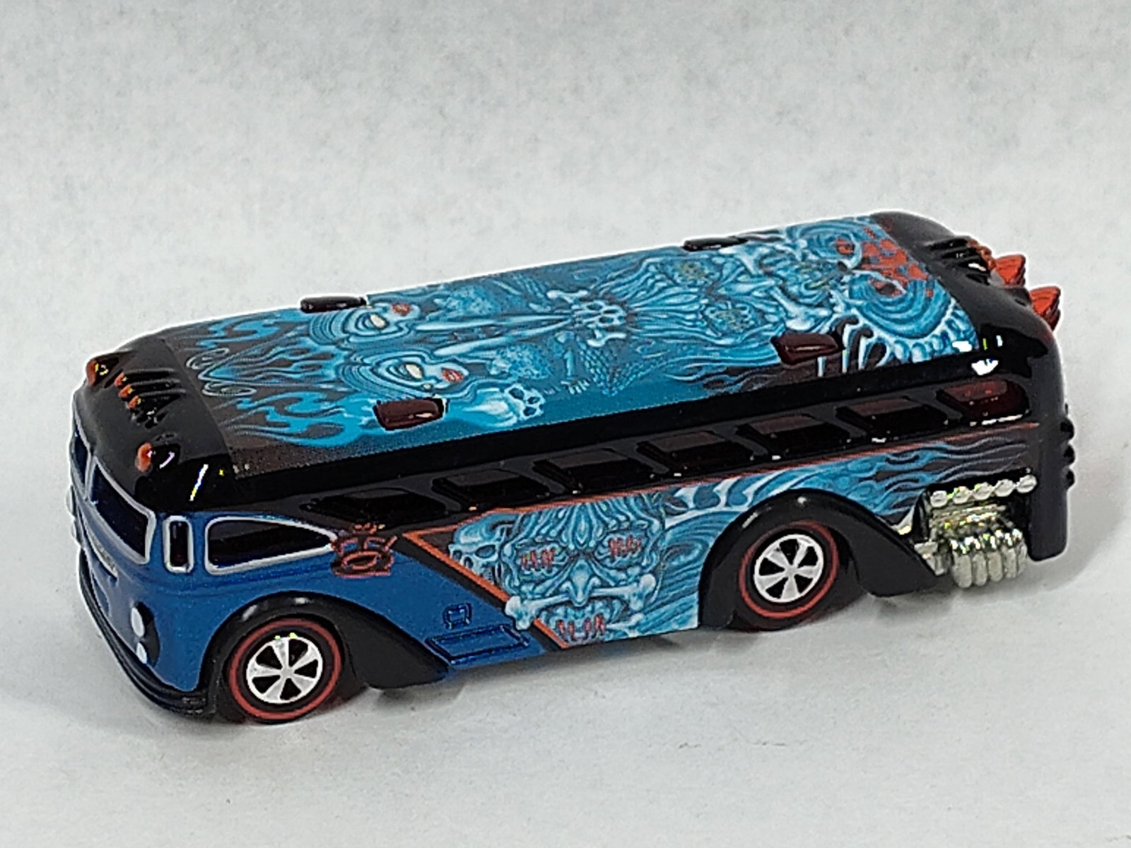 Mattel Hot Wheels RLC Surfin School Bus (1 of 4)
