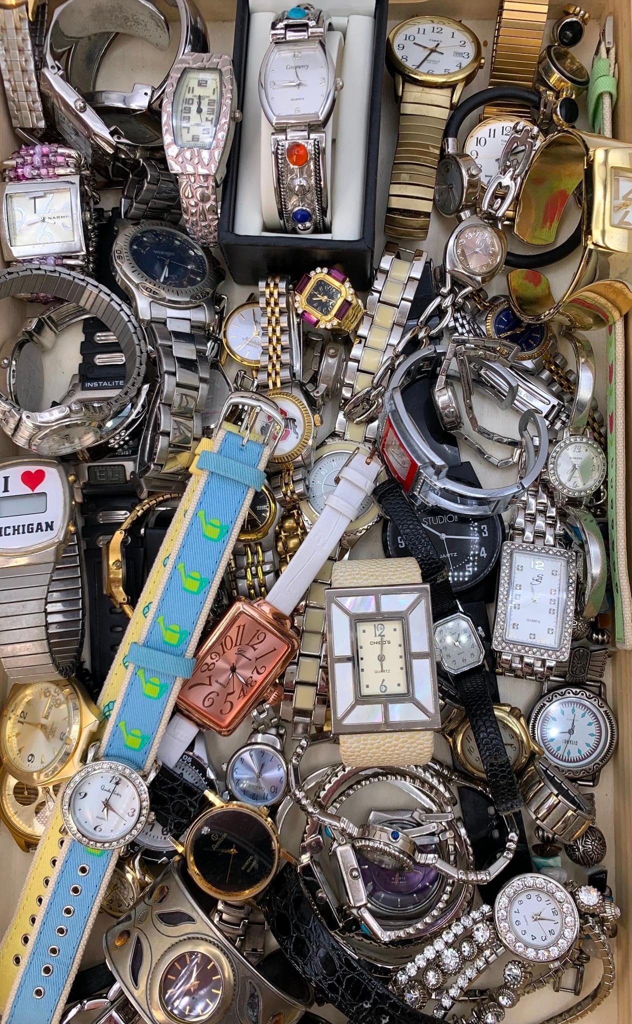 Modern & Fashion Quartz Wristwatches: An assortment of contemporary wristwatches featuring primarily battery-operated quartz movements. The collection includes various styles such as dress, sport, and novelty timepieces from manufacturers