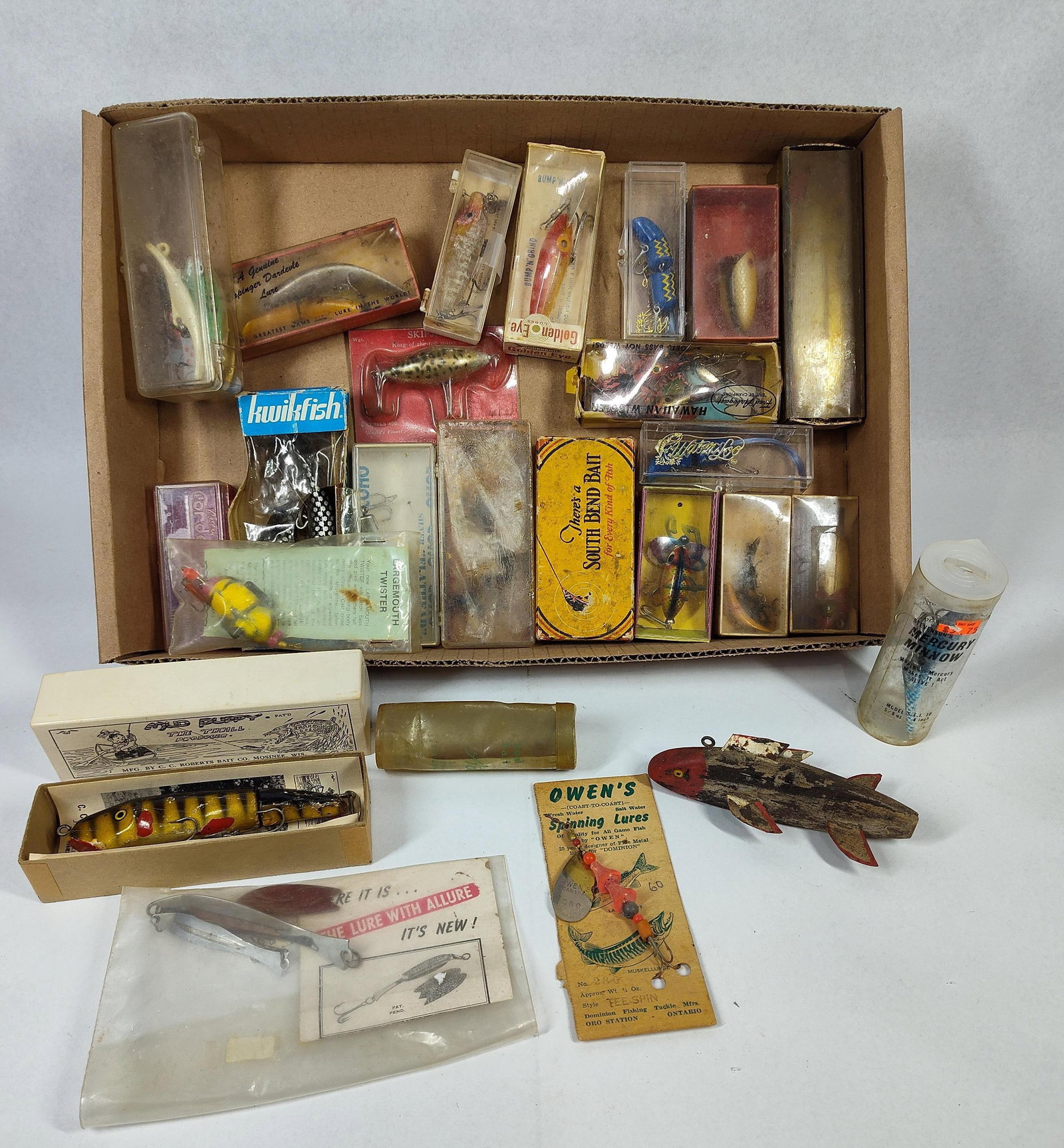Vtg Wood/Plastic Fishing Lures & Tackle (1 of 8)