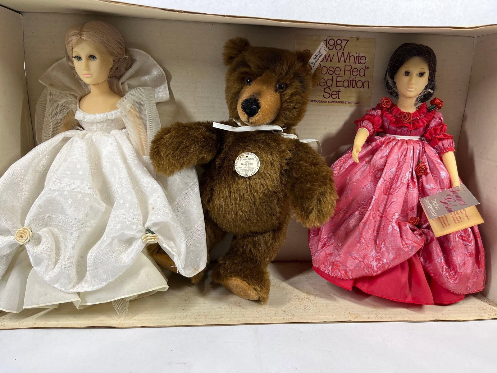 Gibson & Steiff Snow White/Rose Red Set: A limited edition three-piece collectible set titled Snow White and Rose Red, produced in 1987. This collaboration features two dolls designed by Suzanne Gibson for Reeves International and a teddy be