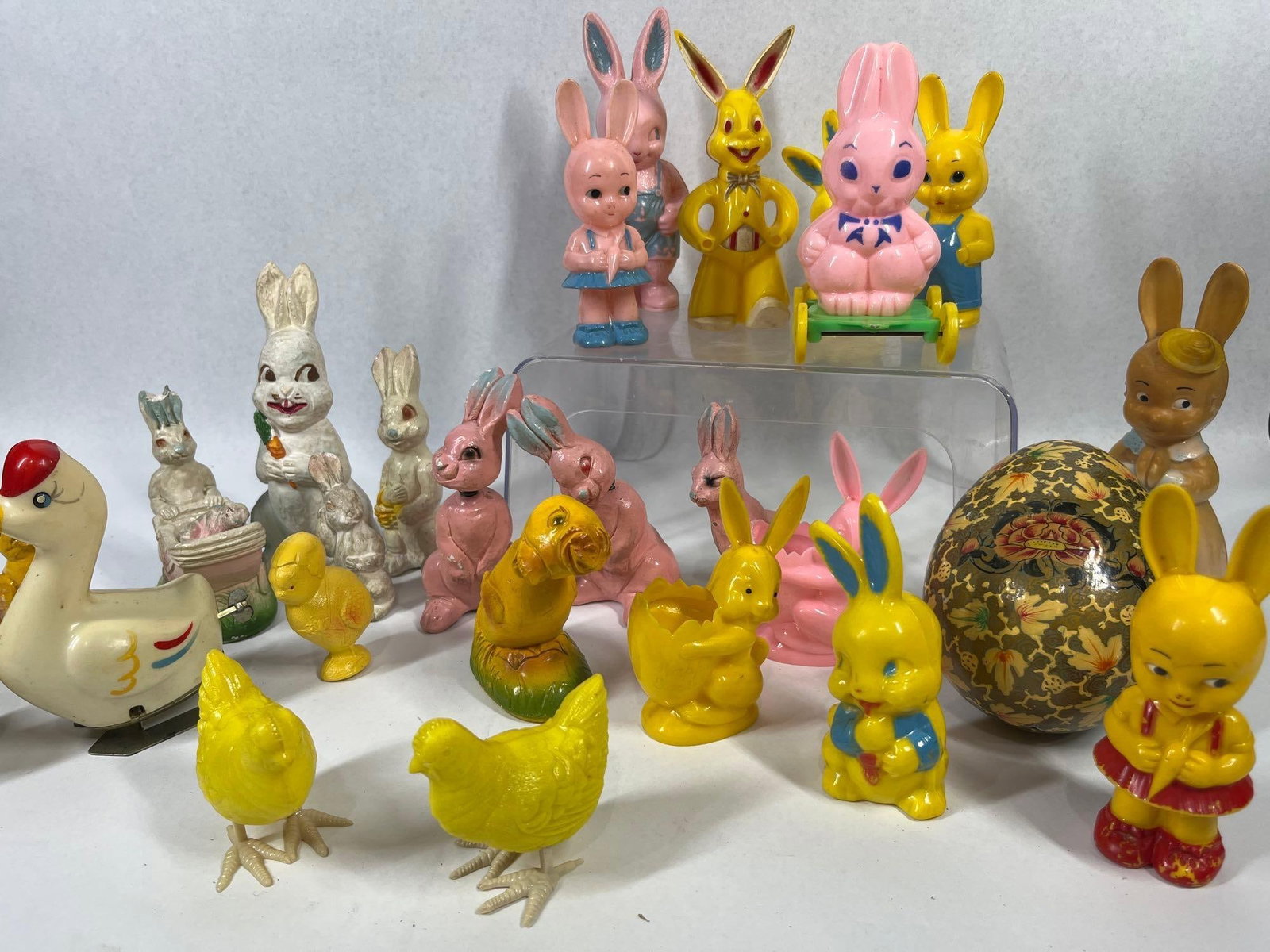 Vtg Easter Novelty Figurines & Toys: A collection of mid-century holiday-themed novelties and figurines. The group contains multiple plastic and blow-mold figures, including stylized bunnies wearing various garments such as skirts and