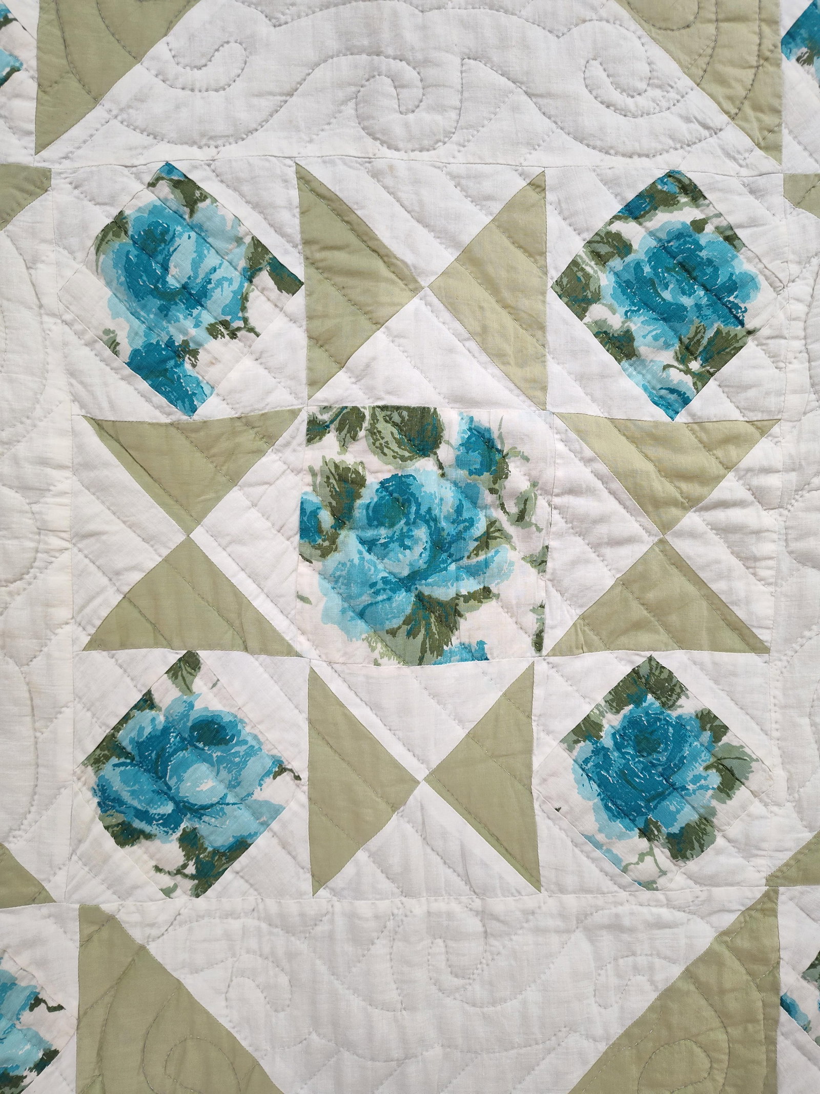 Hand-Quilted Medallion & Sawtooth Quilt (1 of 7)